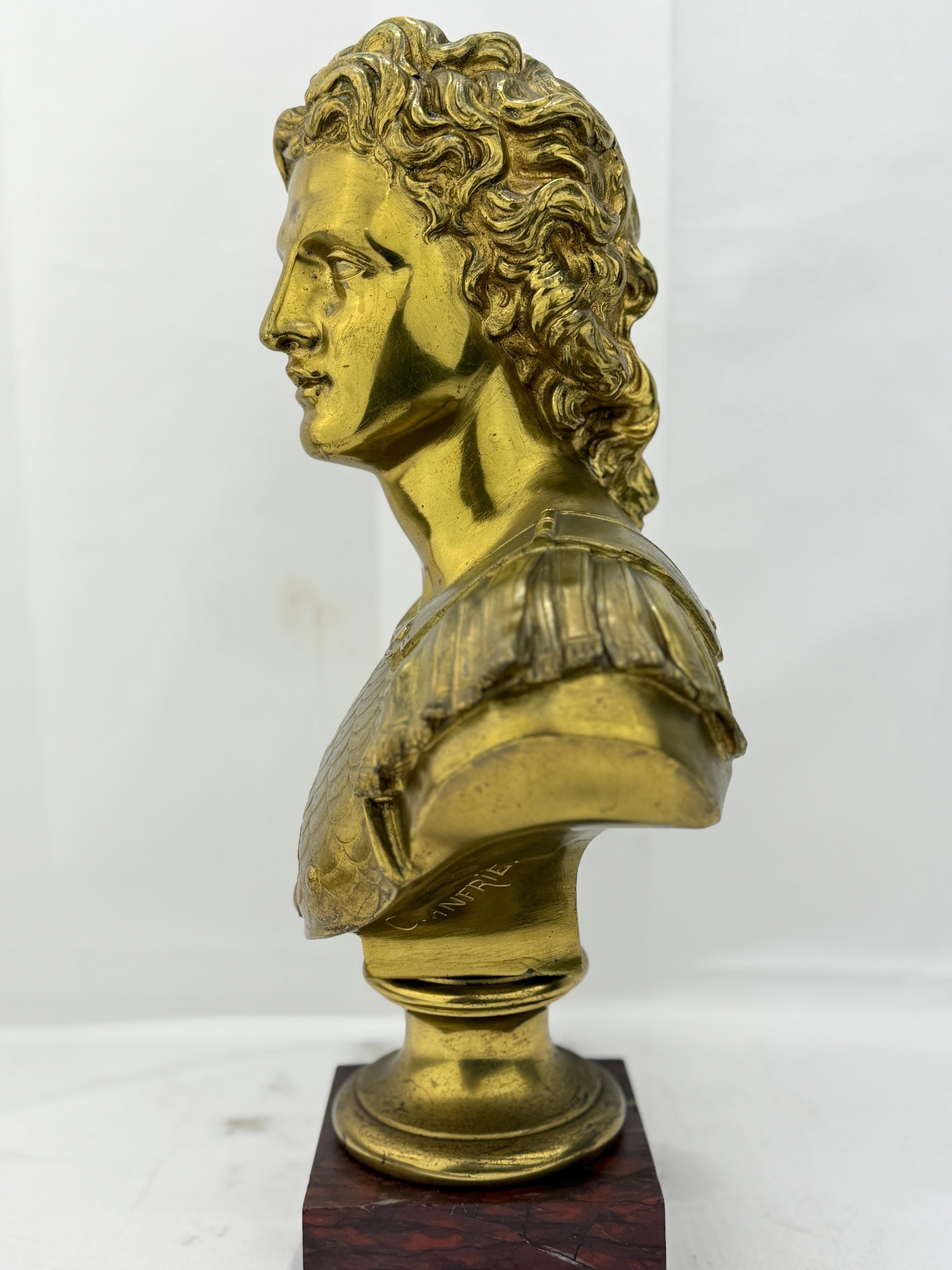 Questo eccezionale busto in bronzo dorato di Charles Anfrie (1833-1905) ritrae il dio greco Apollo, che incarna gli ideali di bellezza classica, intelletto e divinità. Realizzato durante l'apice del movimento del Grand Tour del XIX secolo, il pezzo