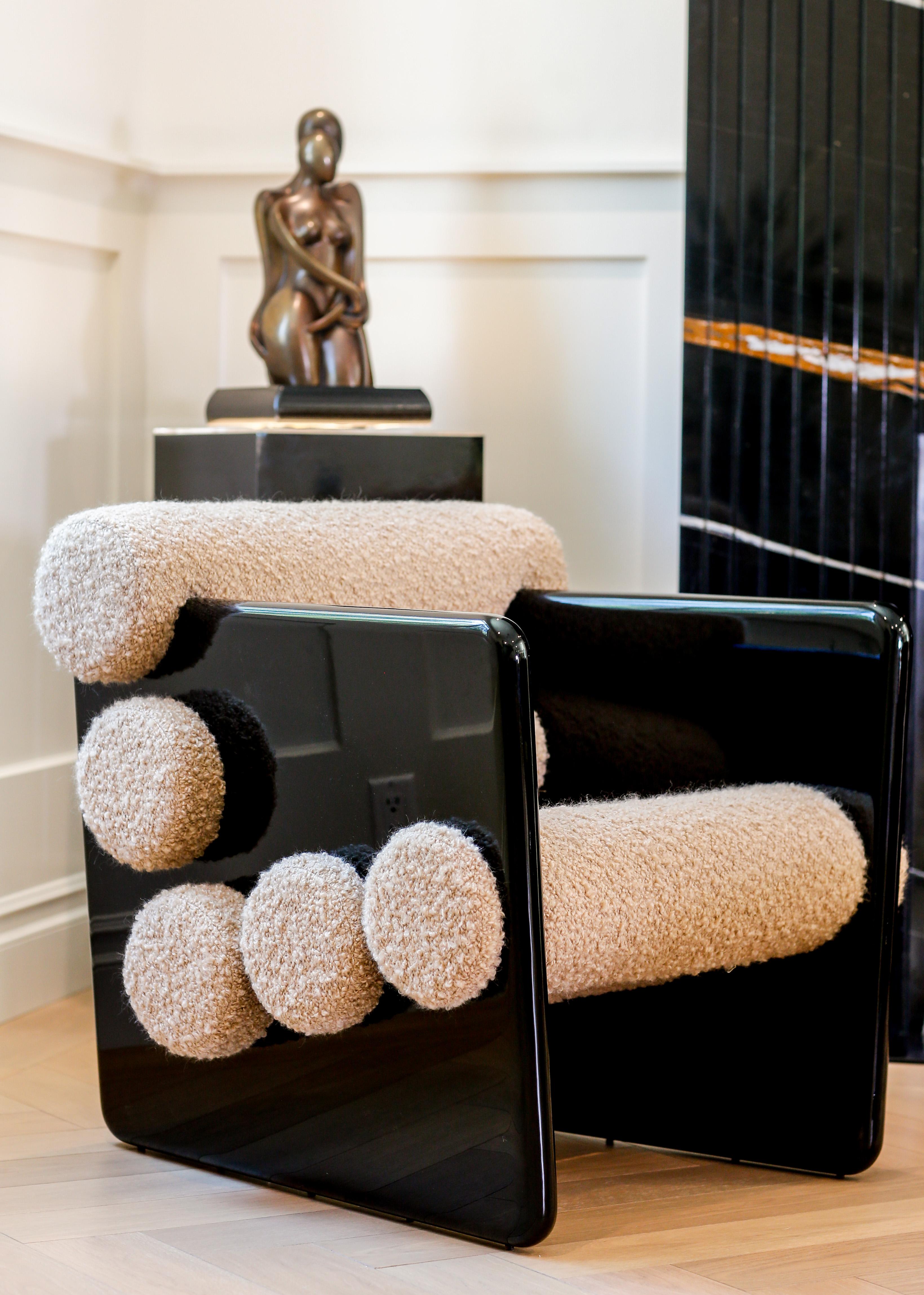 Inspirado en los años 70, el versátil Sillón Charles equilibra a la perfección texturas opuestas y contrastadas.
Los reposabrazos macizos y rectos, unidos a la zona de asiento lisa y de formas curvas, interpretan el máximo confort mediante una
