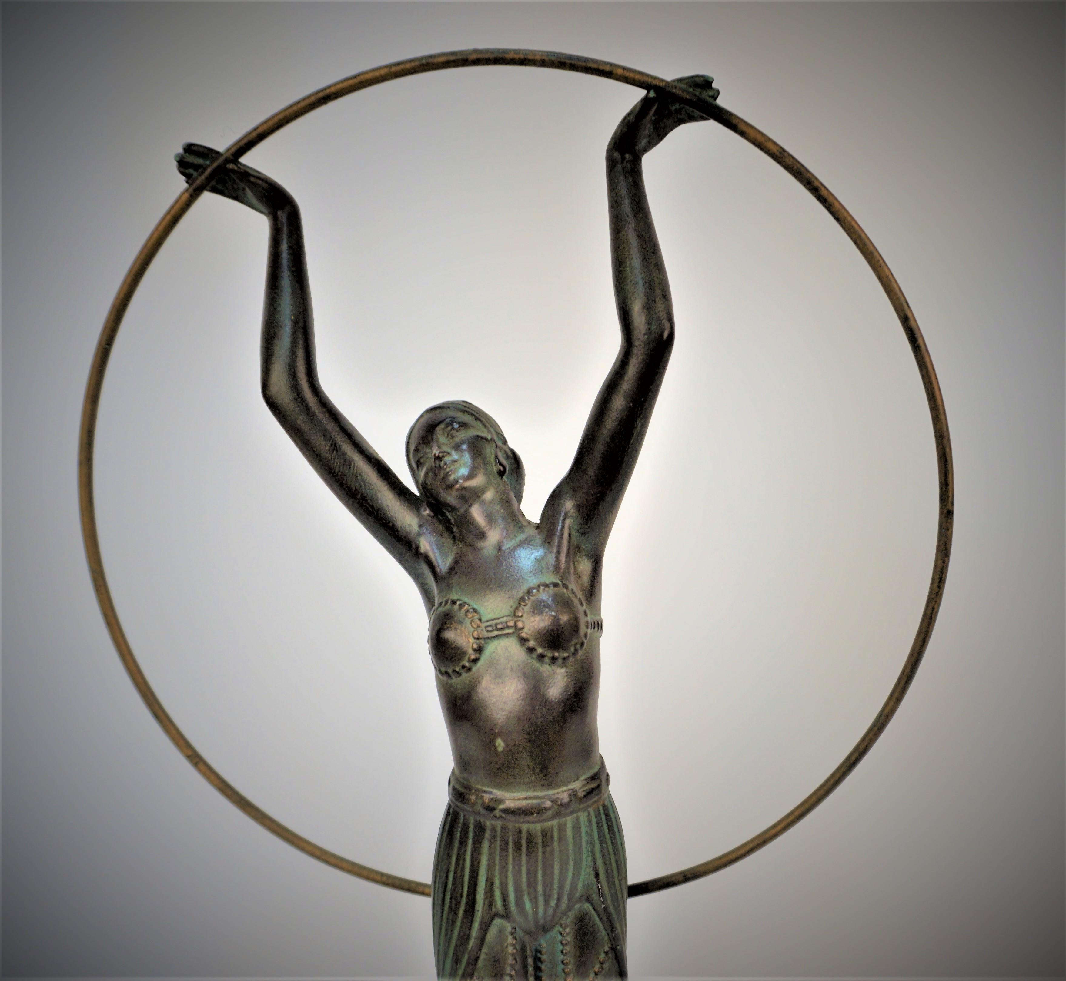 Sculpture française art déco des années 1920, la danseuse au cerceau est debout sur une base en marbre.