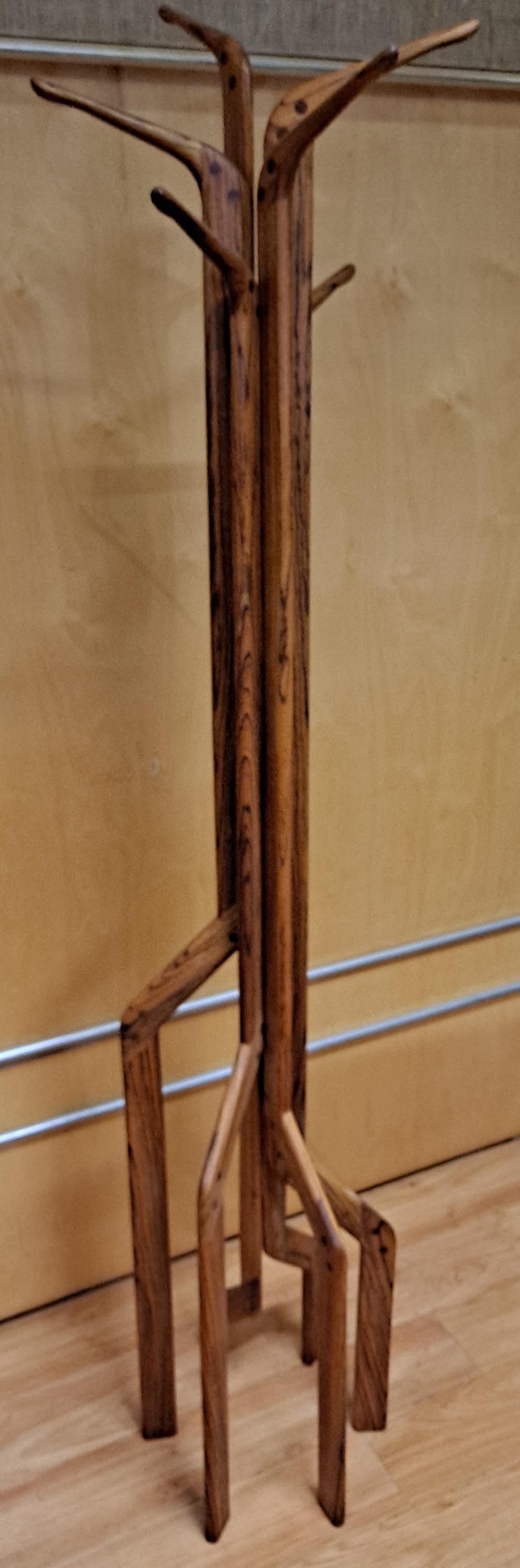 Charles B Cobo Coat Stand. 1976

The top of the coat stand was designed to simulate bird heads with wood inlay bearing as eyes.

Walnut wood 

Signature and date on leg

72.25