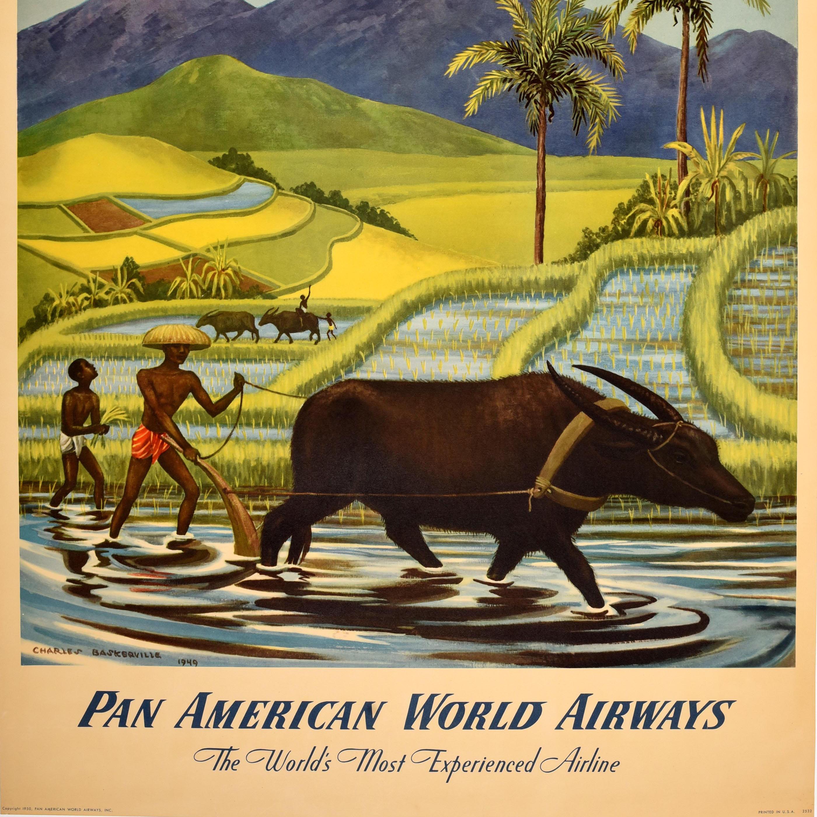 Original Vintage Asien Reiseplakat für The Orient by Clipper Pan American World Airways The World's Most Experienced Airline mit Kunstwerken von Charles Baskerville (1896-1994), die Männer bei der Arbeit auf den Reisfeldern mit Hilfe von