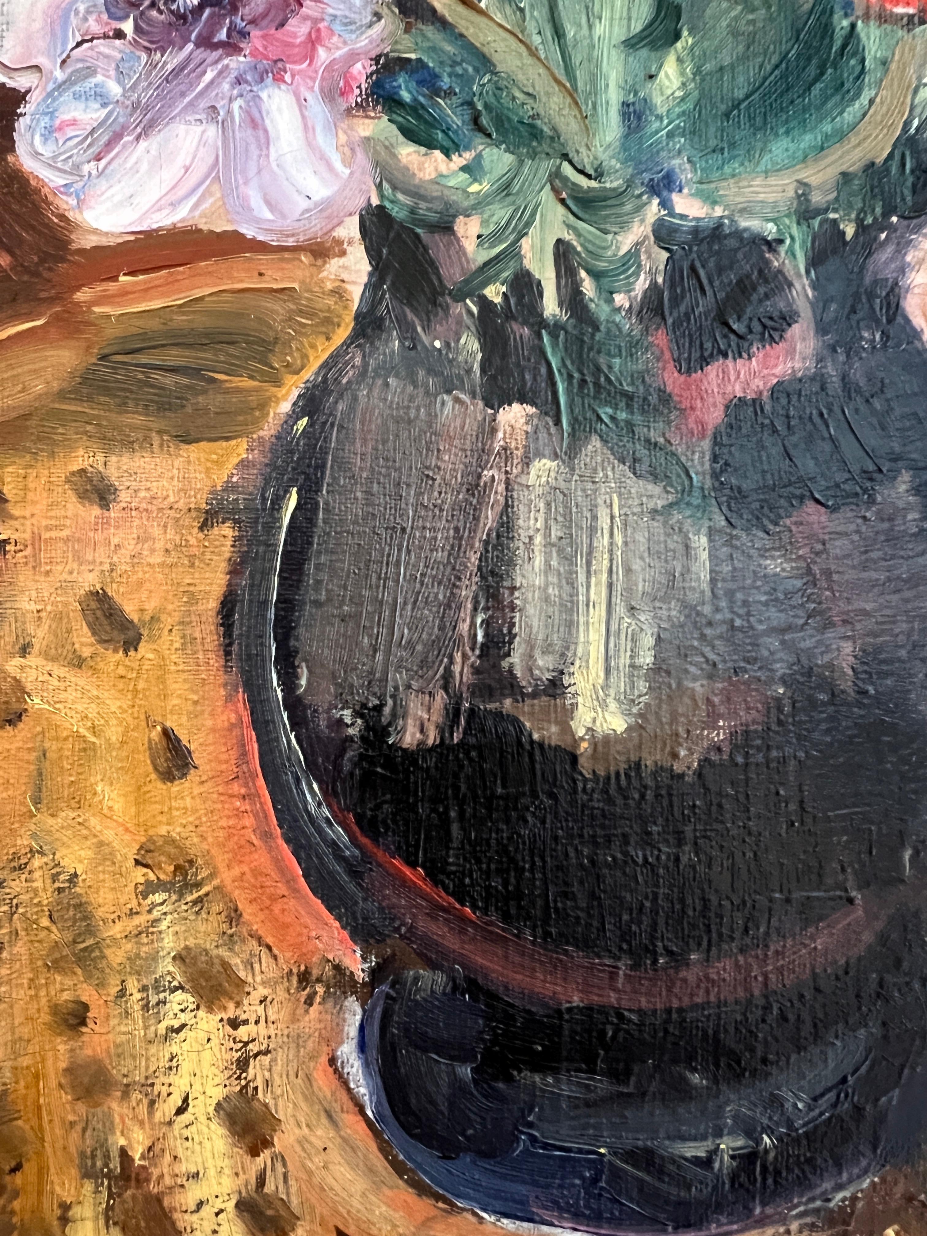 Blumenstrauß in Vase auf einem Sessel im Angebot 1