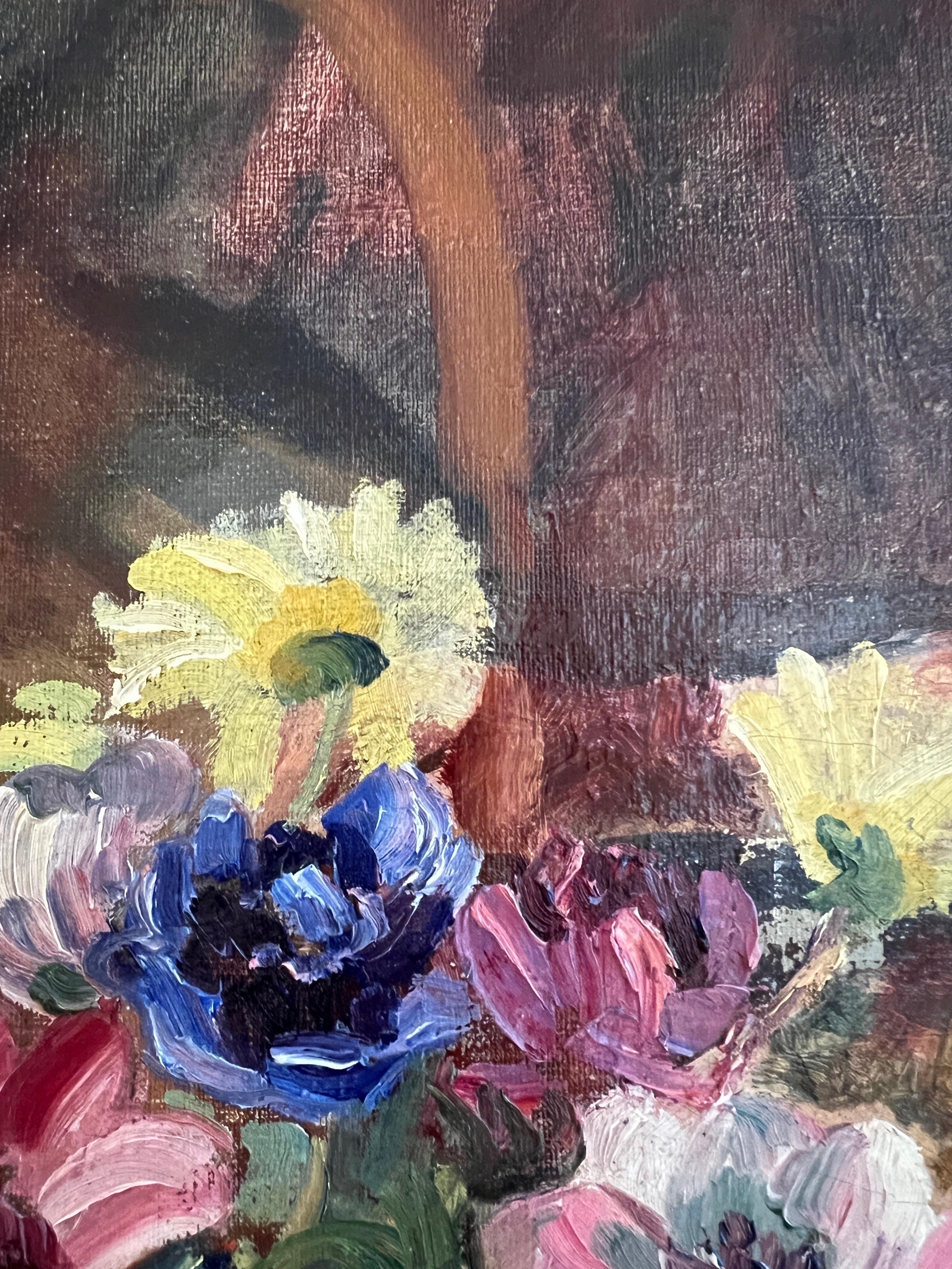 Blumenstrauß in Vase auf einem Sessel im Angebot 2