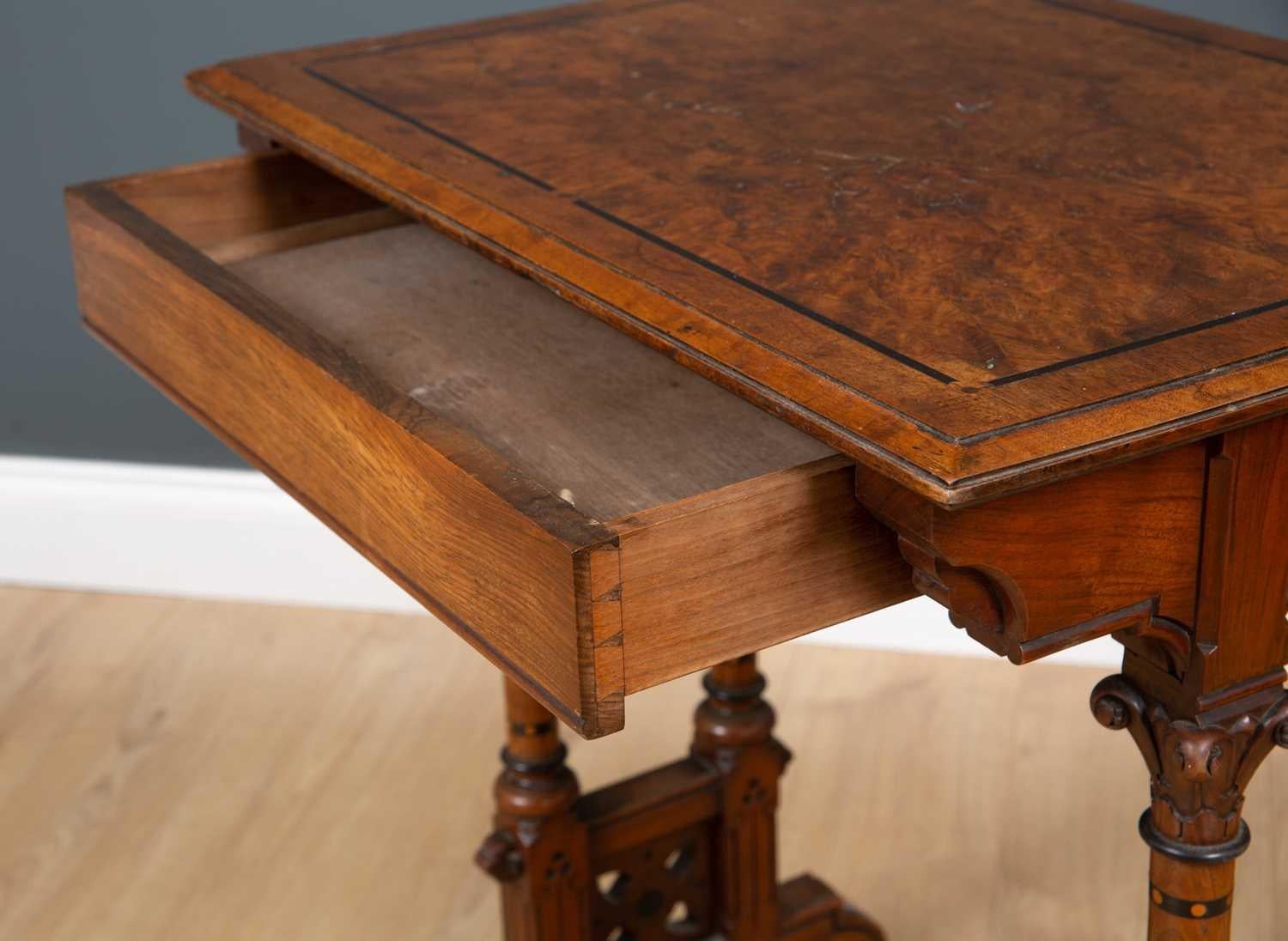 Néo-gothique Table d'appoint Charles Bevan pour Marsh & Jones Revive gothique avec plateau en ronce de noyer en vente