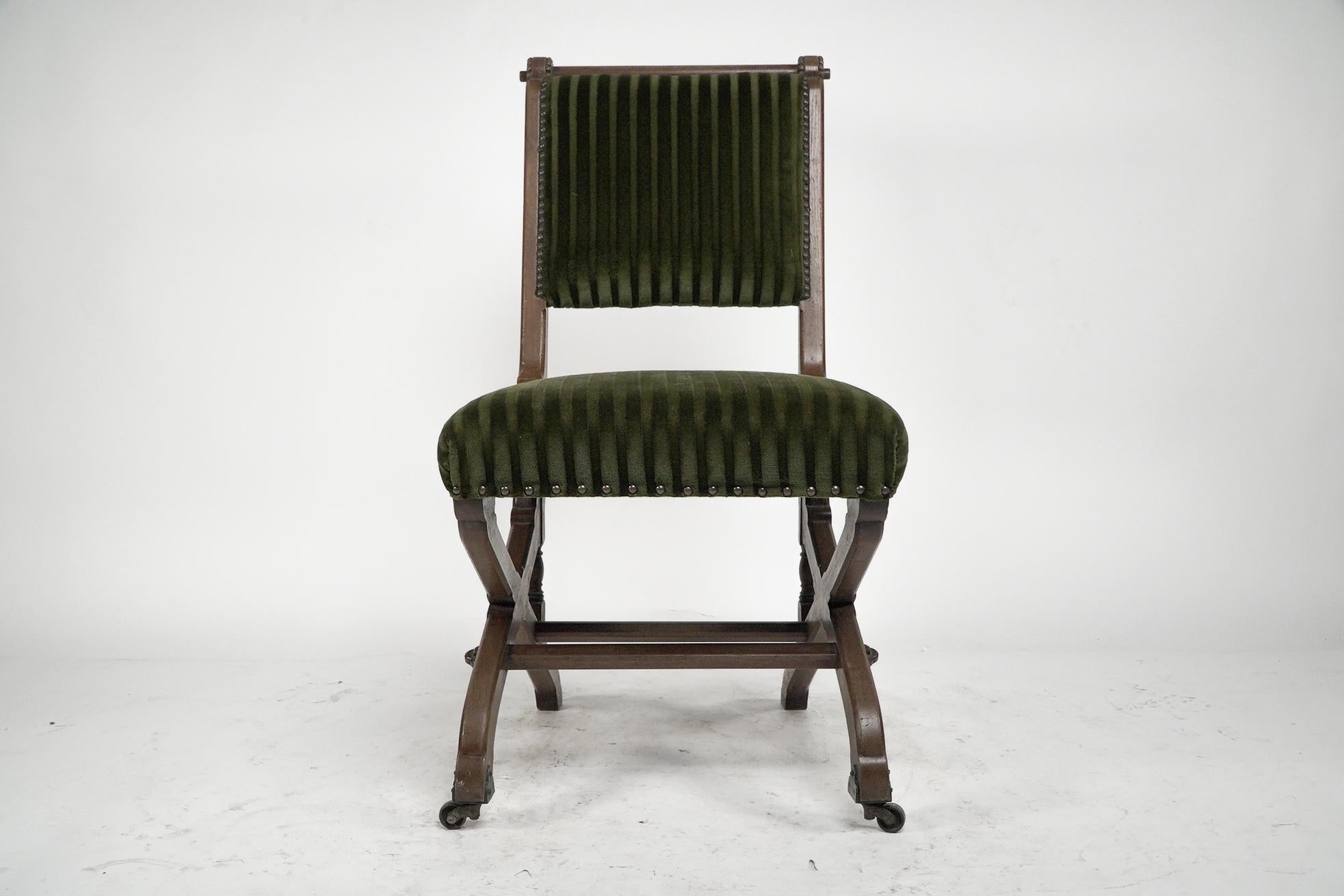 Charles Bevan Ein Paar Beistellstühle im gotischen Stil im Revival-Stil (Spätes 19. Jahrhundert) im Angebot