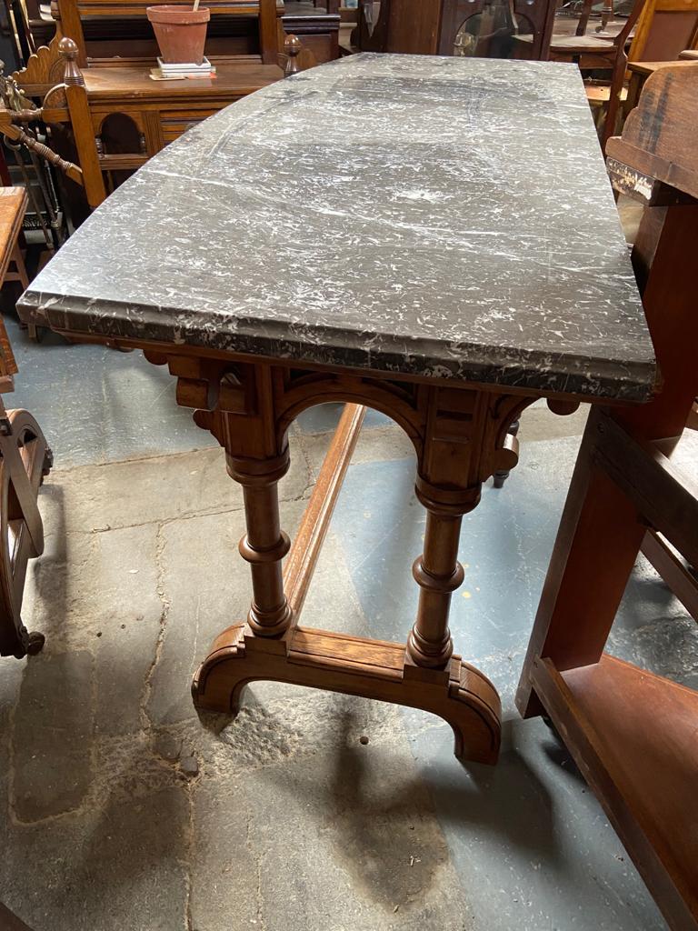 Anglais Charles Bevan, Attri. Table de bibliothèque ou de canapé en chêne de style néo-gothique avec plateau en marbre en vente
