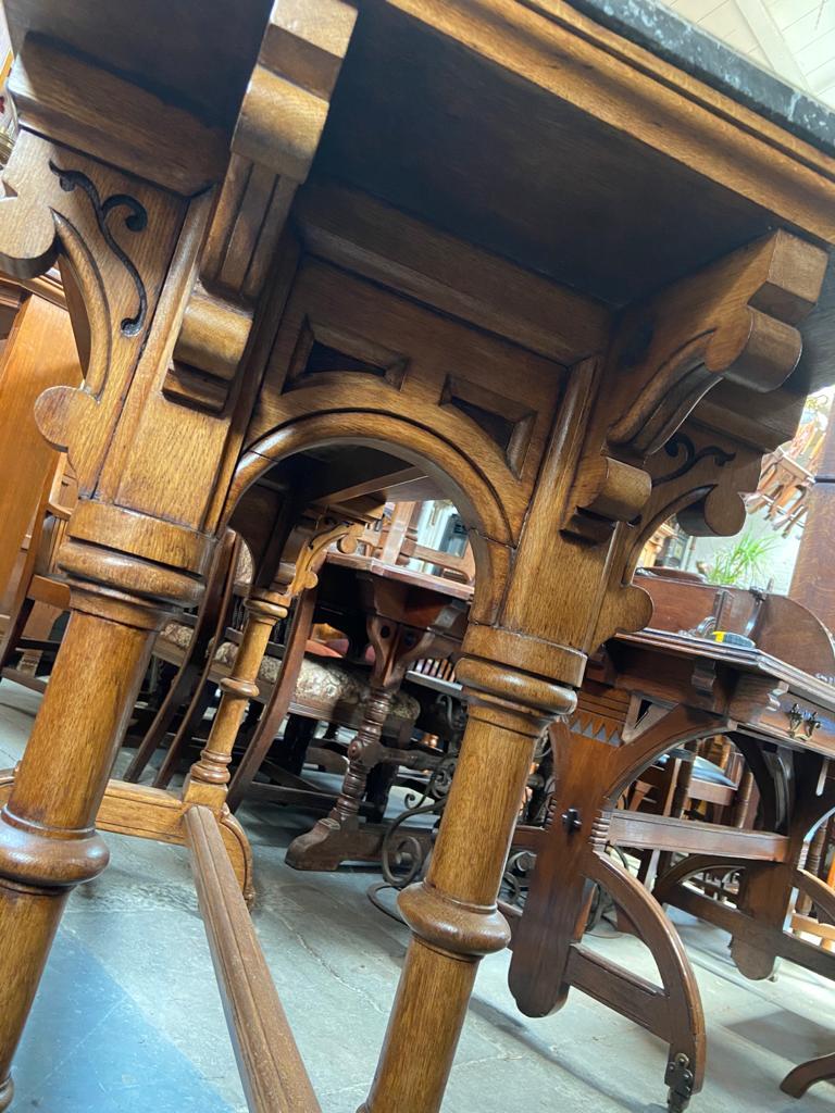 Fin du XIXe siècle Charles Bevan, Attri. Table de bibliothèque ou de canapé en chêne de style néo-gothique avec plateau en marbre en vente