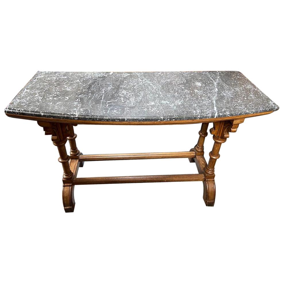 Charles Bevan, Attri. Table de bibliothèque ou de canapé en chêne de style néo-gothique avec plateau en marbre