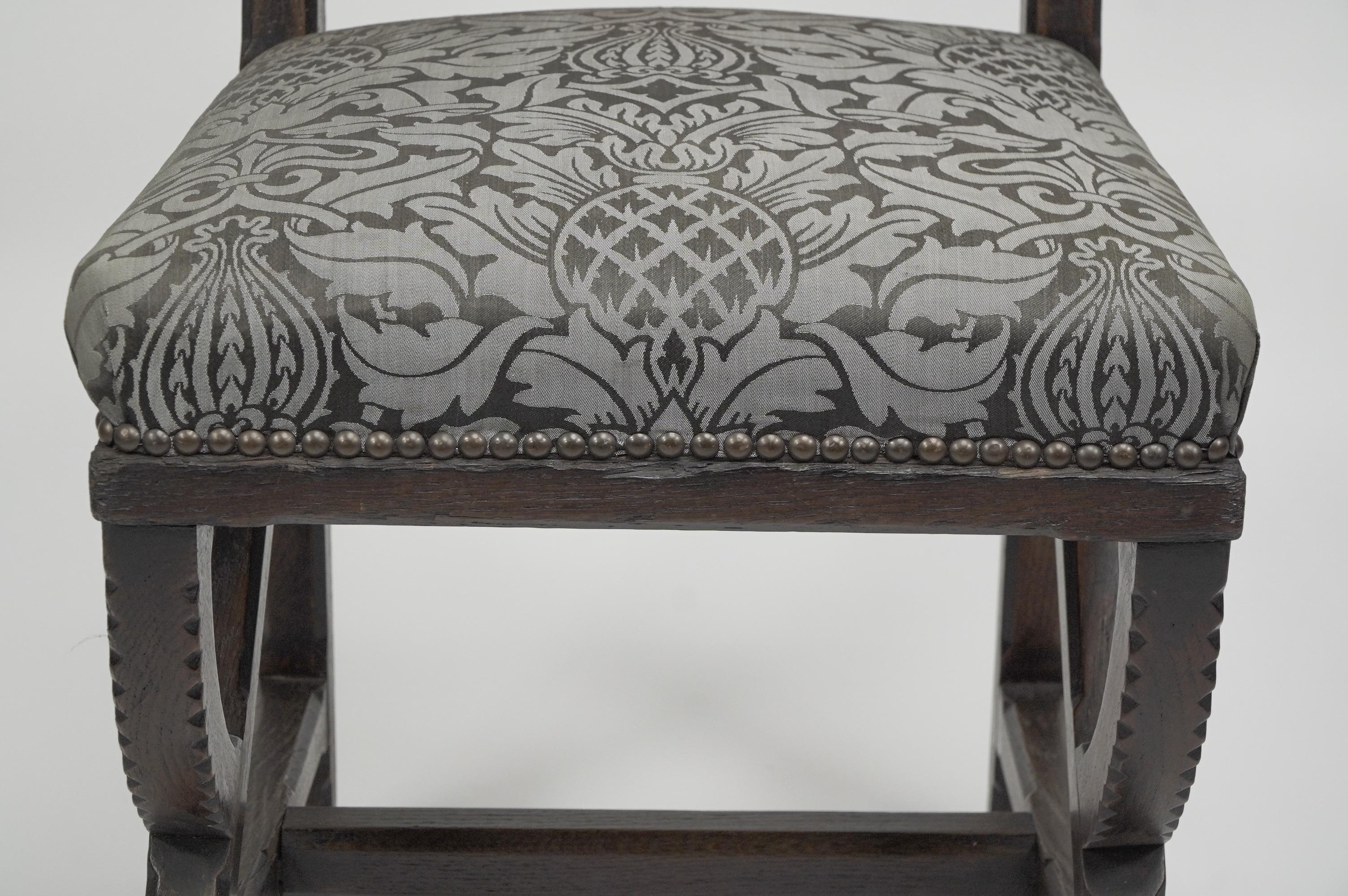 Charles Bevan attributed. A Gothic Revival oak side chair with carved decoration For Sale 4