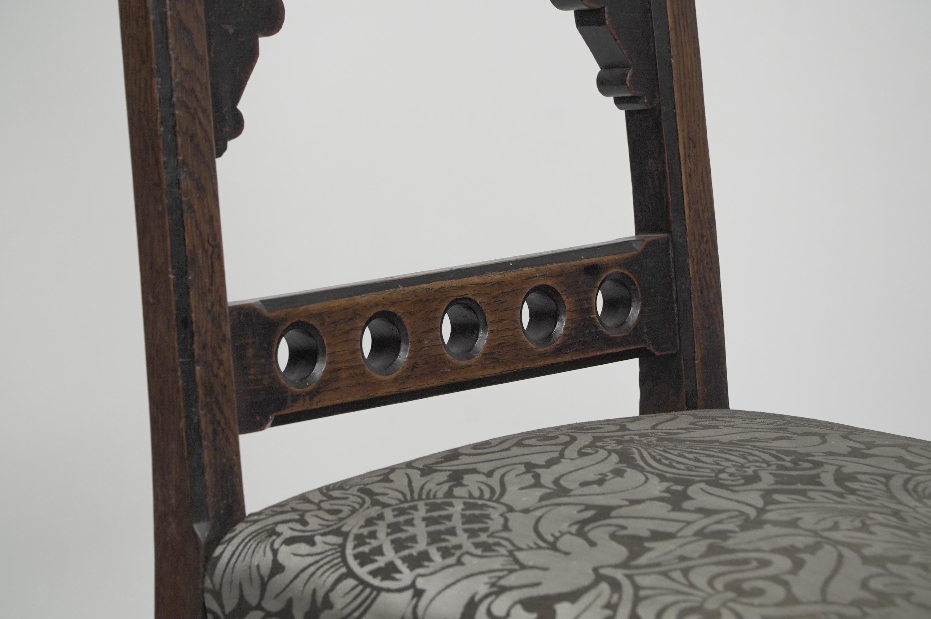 Charles Bevan attributed. A Gothic Revival oak side chair with carved decoration For Sale 4