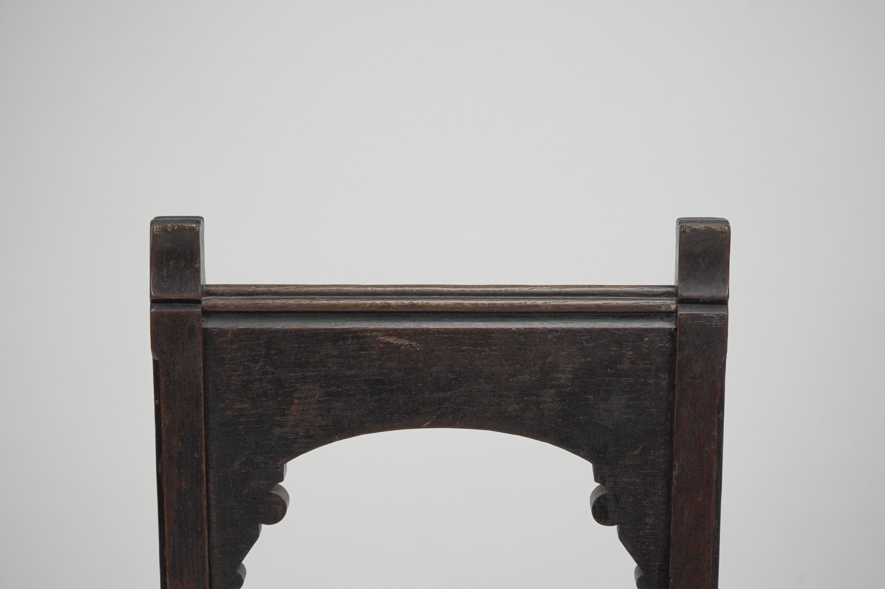 Charles Bevan attributed. A Gothic Revival oak side chair with carved decoration For Sale 12