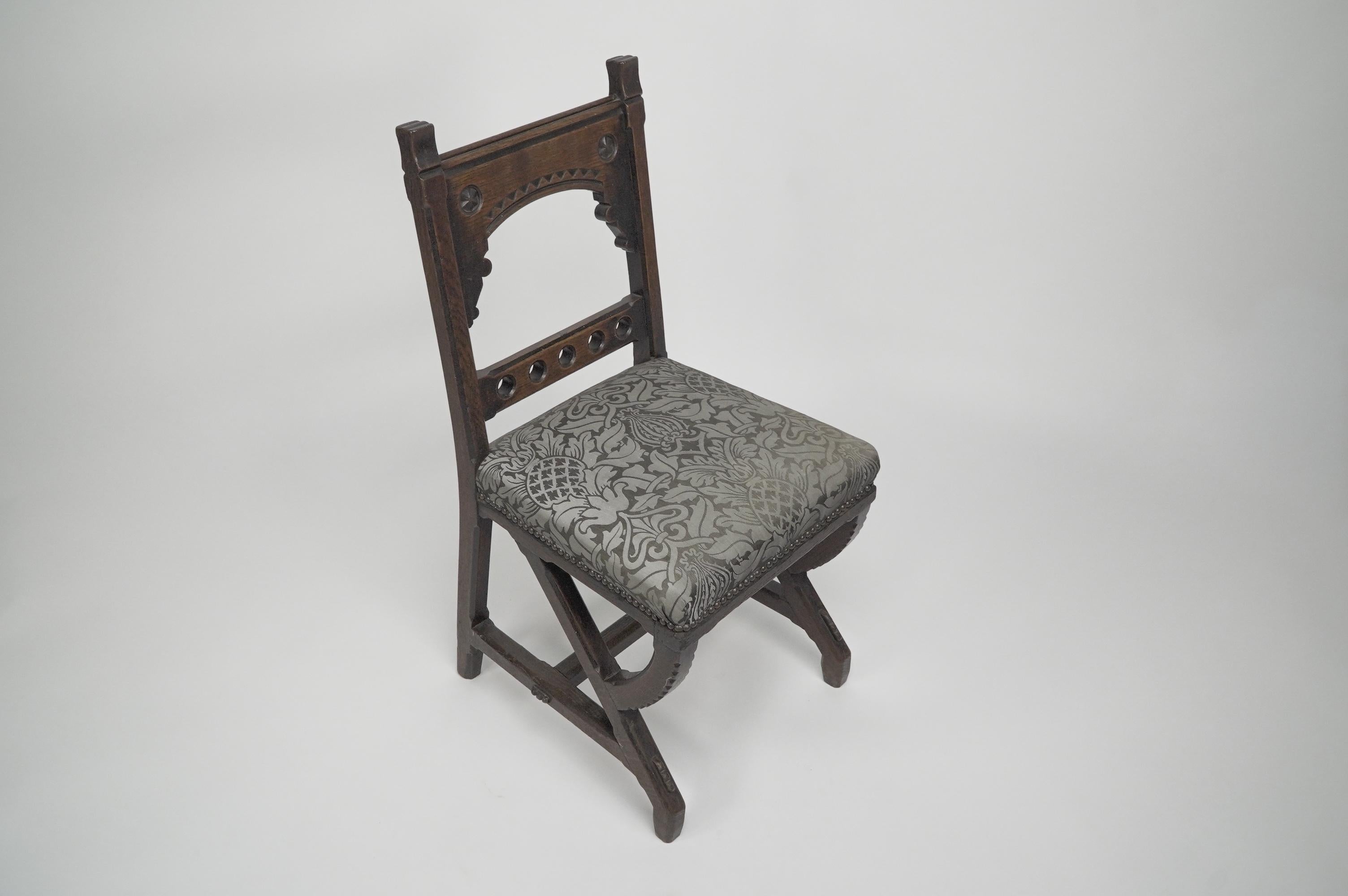 English Charles Bevan attributed. A Gothic Revival oak side chair with carved decoration For Sale