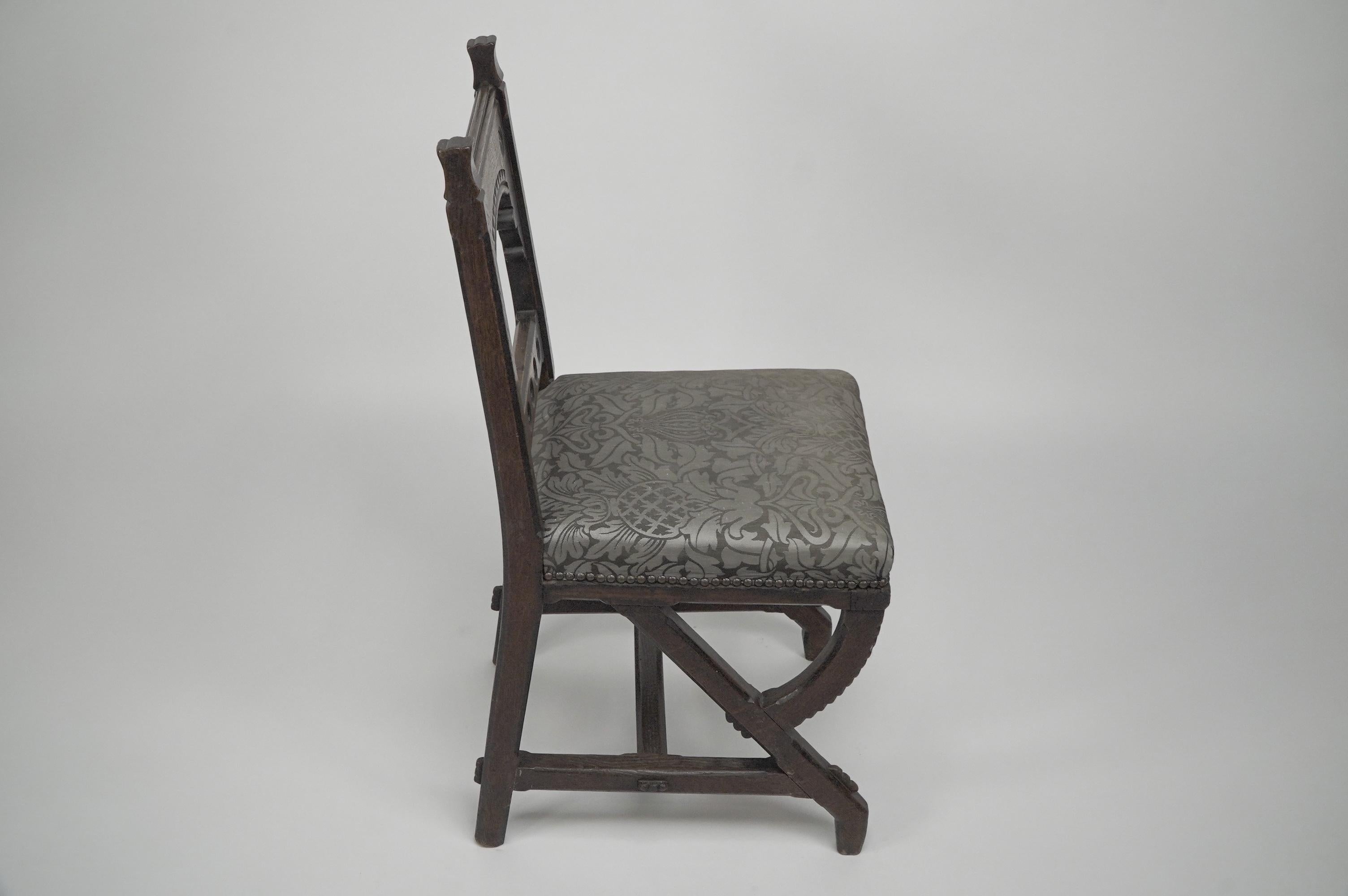 Anglais Charles Bevan attribué. Chaise d'appoint en chêne de style Revive gothique à décor sculpté en vente