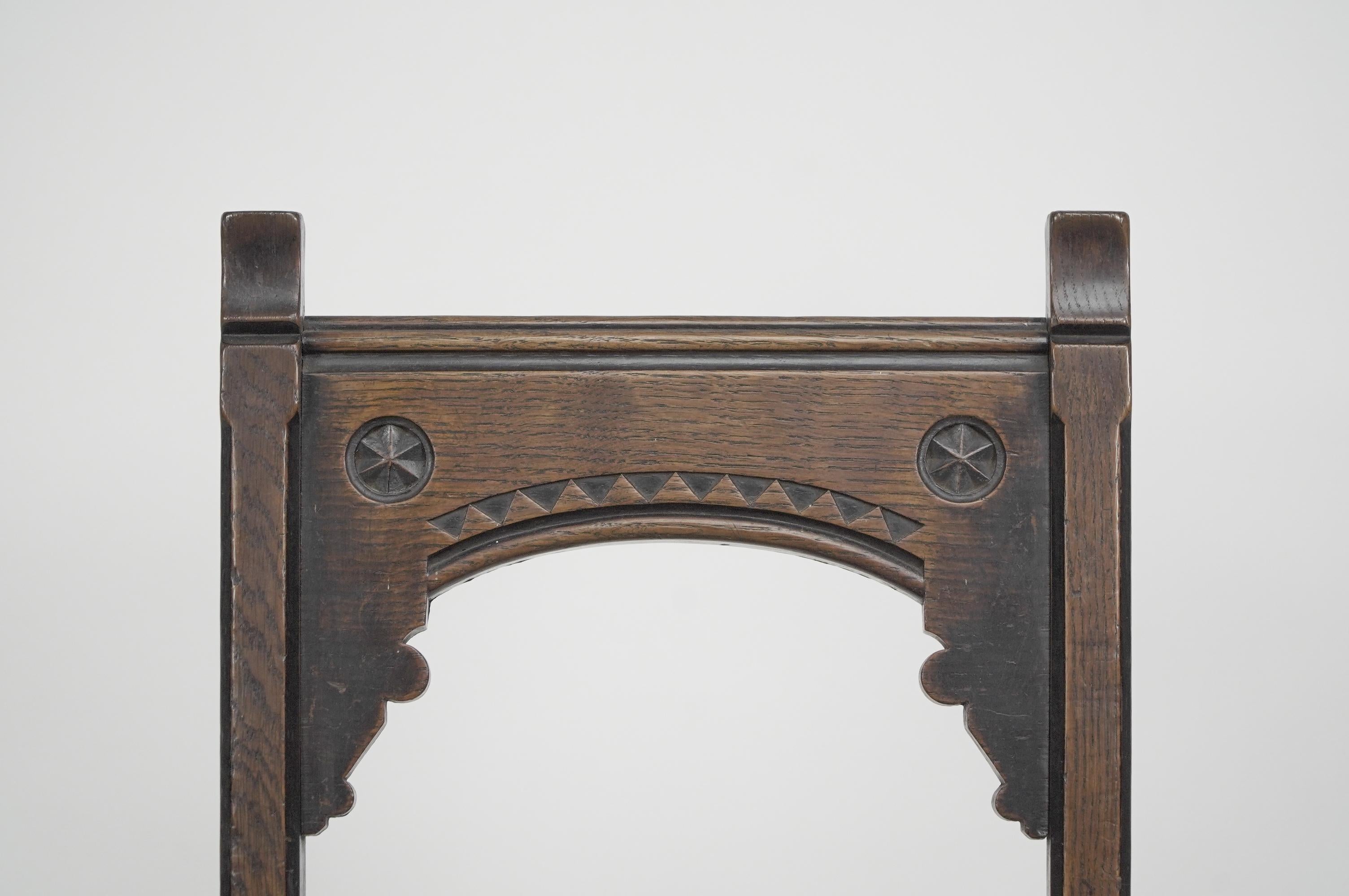 Fin du XIXe siècle Charles Bevan attribué. Chaise d'appoint en chêne de style Revive gothique à décor sculpté en vente