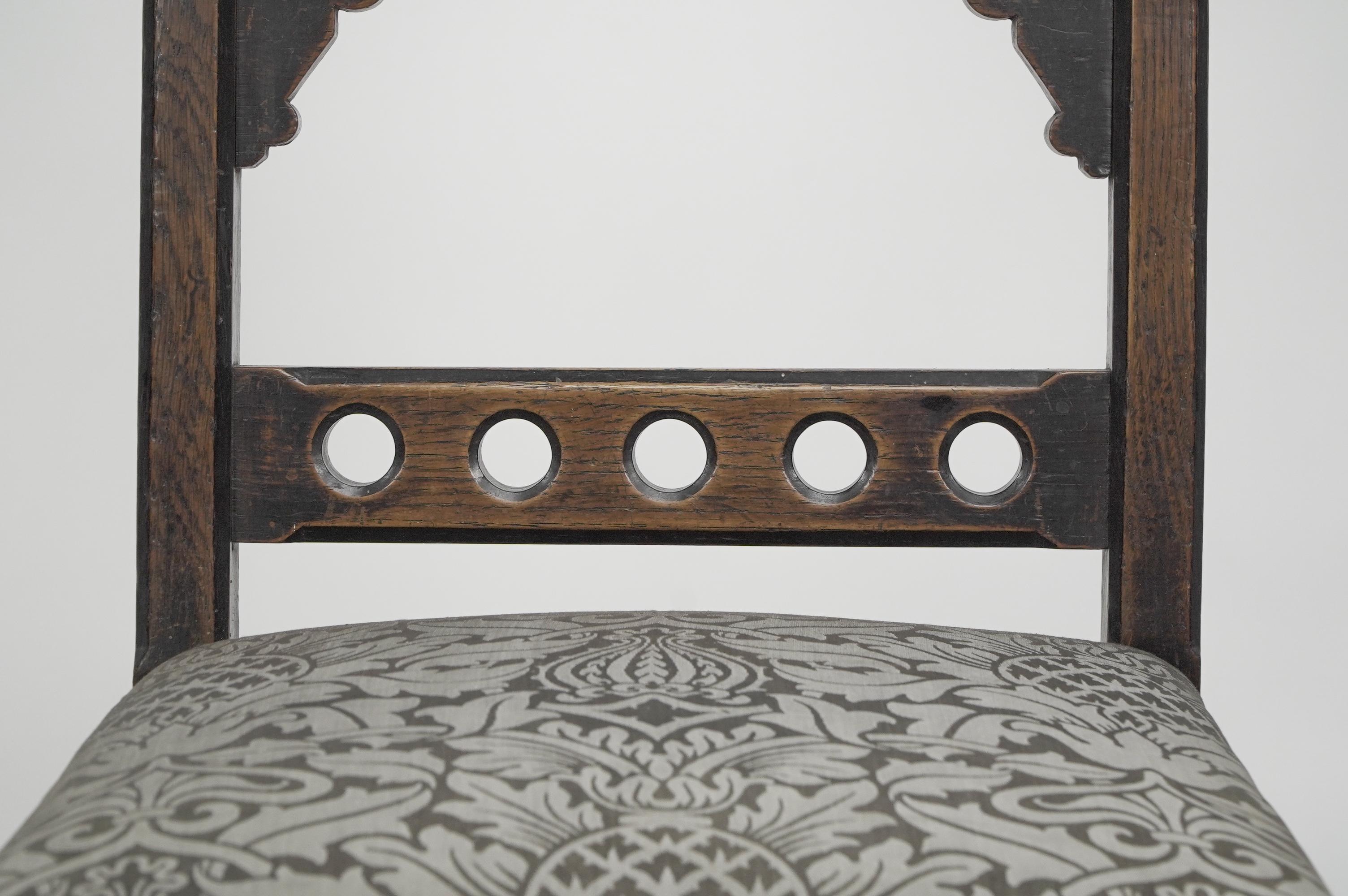 Chêne Charles Bevan attribué. Chaise d'appoint en chêne de style Revive gothique à décor sculpté en vente