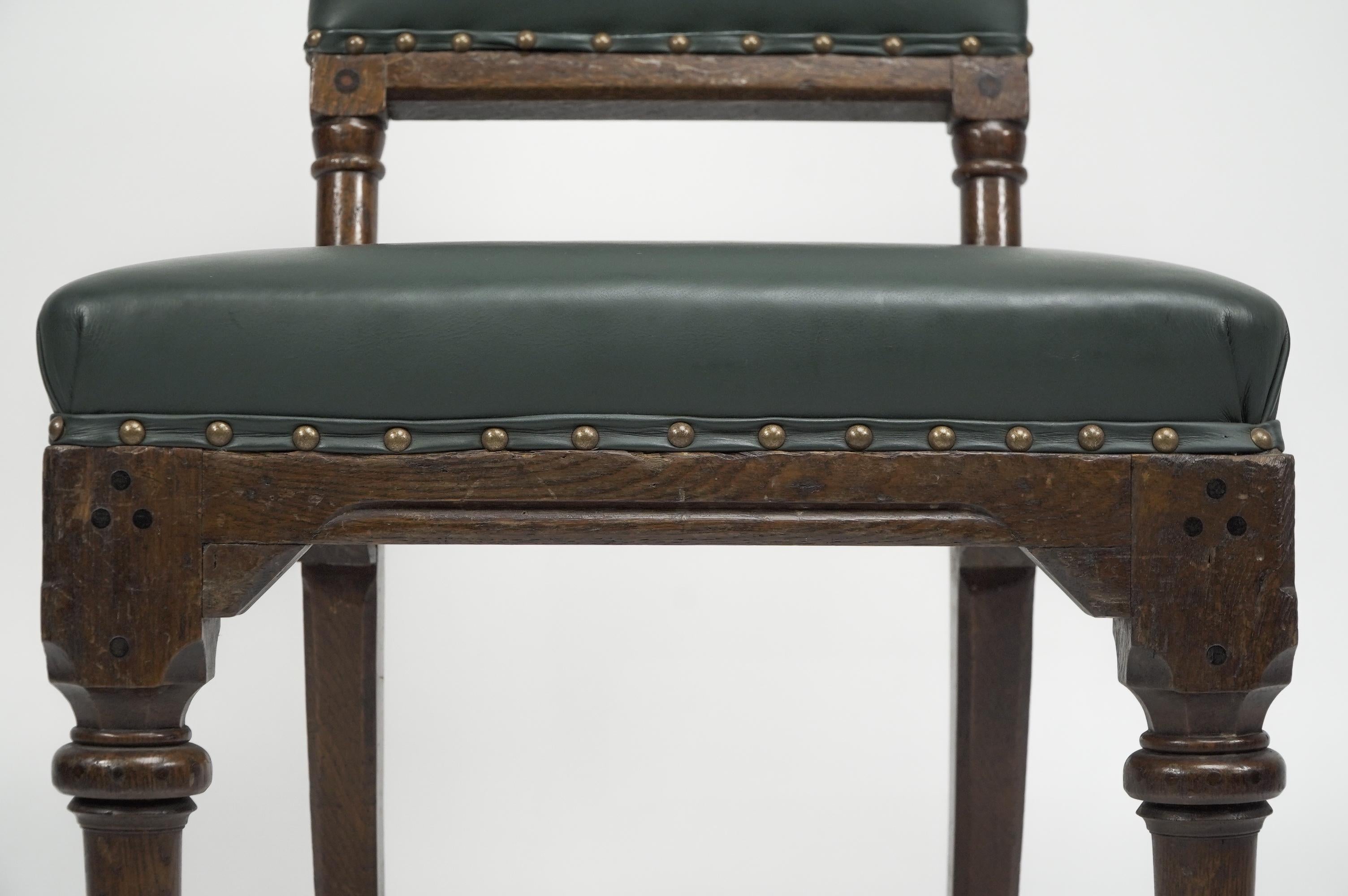 Charles Bevan zugeschrieben. Ein Beistellstuhl im gotischen Revival mit abgeschrägten Kanten (Walnuss) im Angebot
