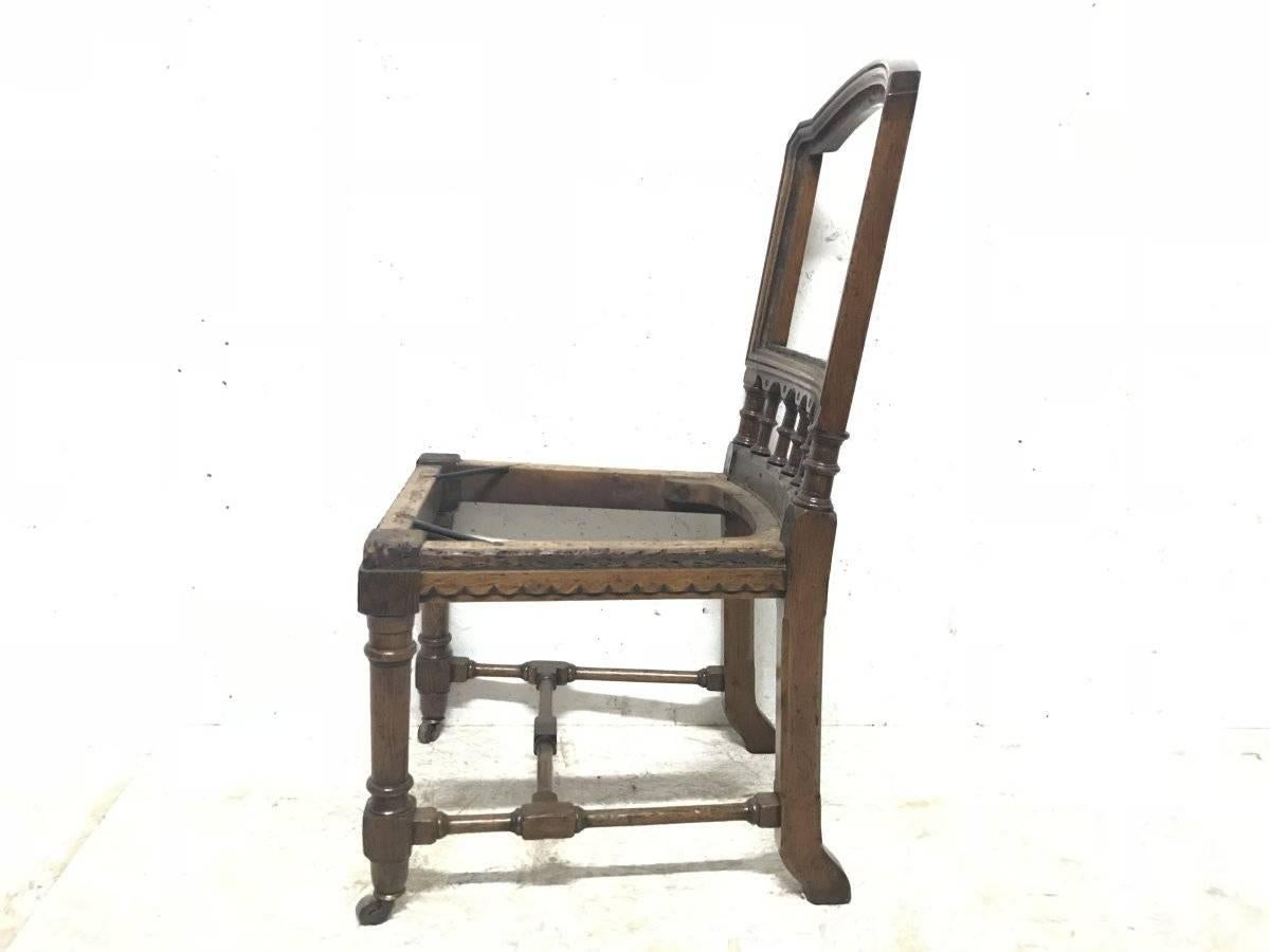 Attribuito a Charles Bevan, probabilmente realizzato da Charles Marsh e Jones di Leeds.
Sedia da scrivania o laterale in quercia in stile Gothic Revival di alta qualità con montanti torniti sotto lo schienale e dettagli ondulati intagliati sotto la