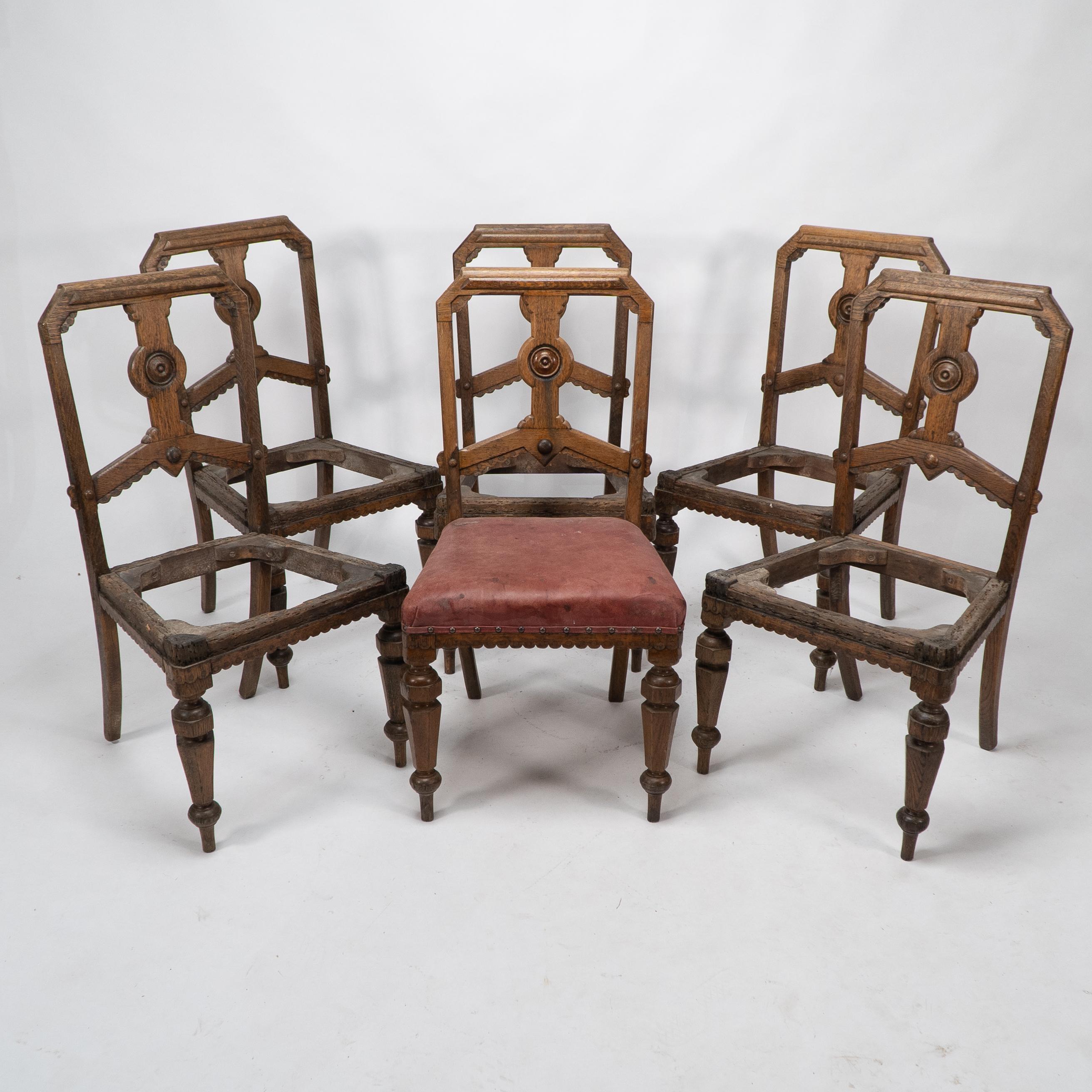 Charles Bevan, per Gillows. 
Un set di sei sedie da pranzo in quercia dell'Aesthetic Movement inglese di buona qualità, con montante centrale sullo schienale unito da montanti angolari inferiori con dettagli a tenone passante sui lati, intarsio di