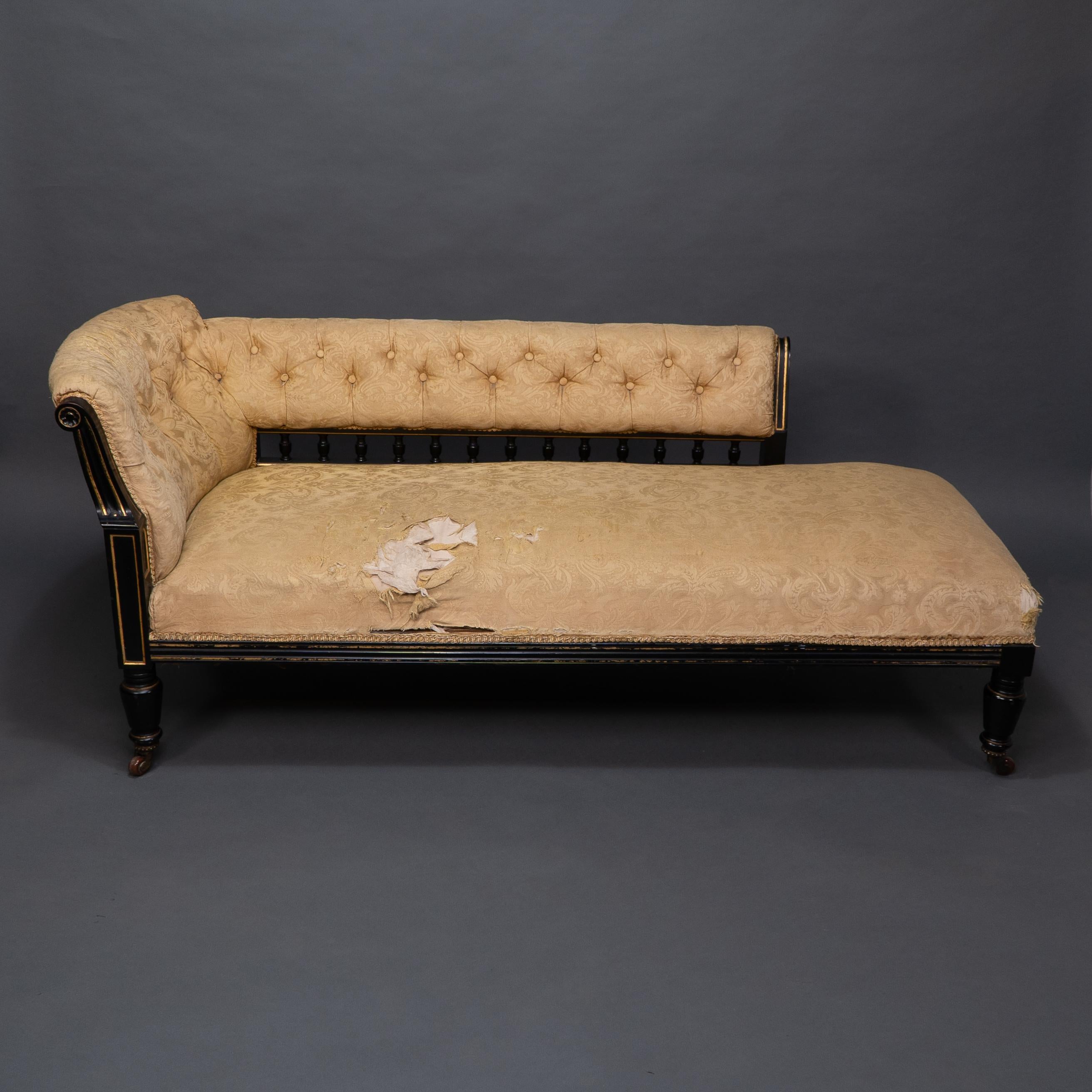 Charles Bevan pour Marsh and Jones of Leeds Late Kendal works. Une bonne chaise longue à dossier en noyer ébonisé du mouvement esthétique, avec des rosettes sculptées sur le montant avant et un subtil décor sculpté aveugle avec des reflets dorés et