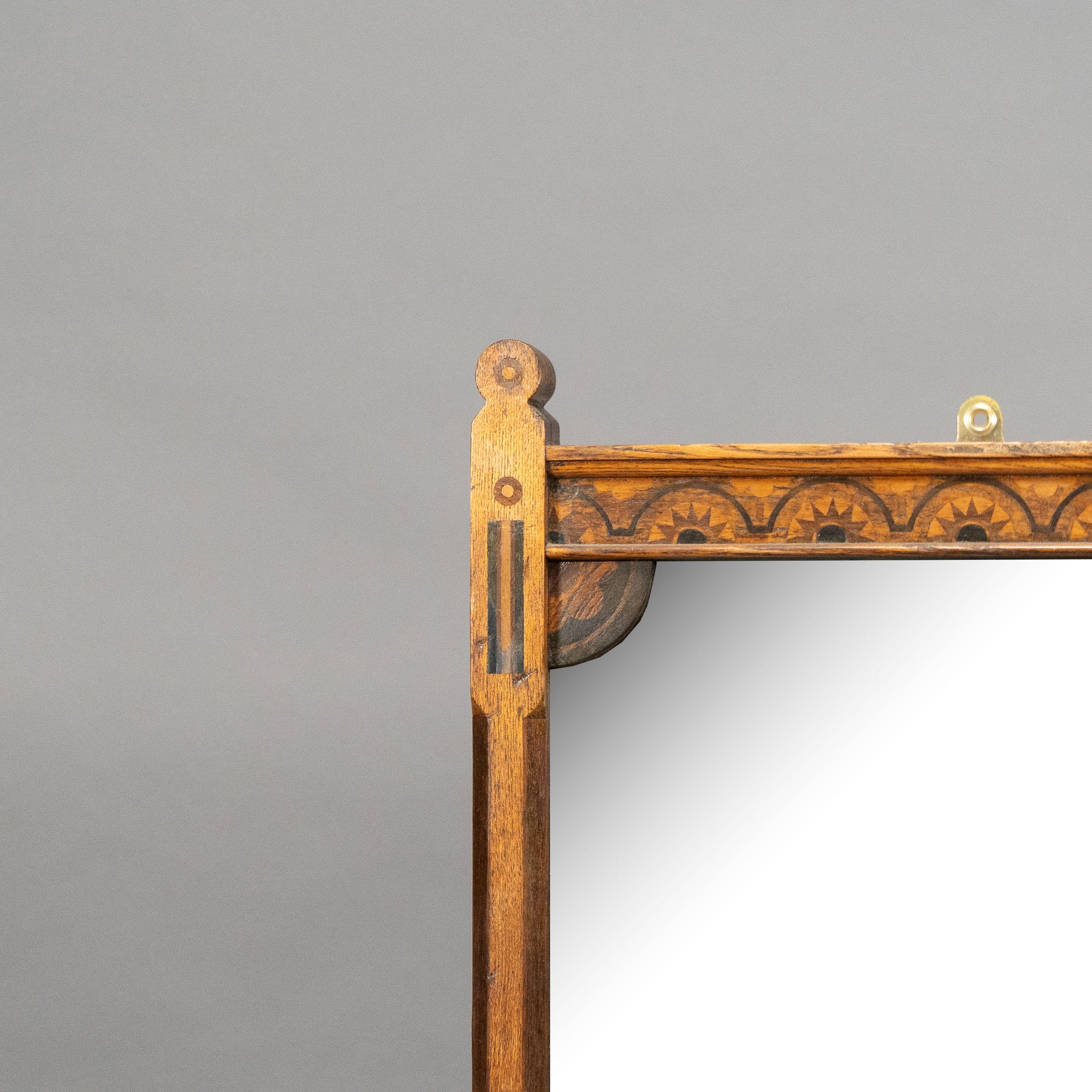 Charles Bevan Stil von. Ein Wandspiegel aus Eiche im gotischen Revival (Neugotik) im Angebot
