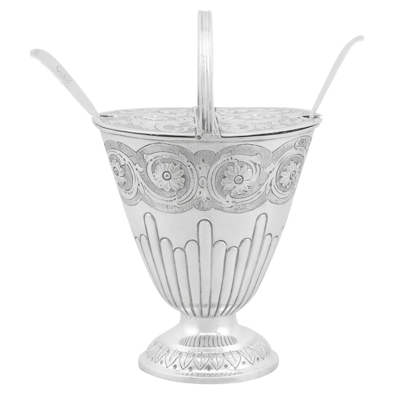 Un excepcional, fino e impresionante, inusual y antiguo tarro de mostaza victoriano inglés de plata de ley; una adición a nuestra colección de condimentos de plata del siglo XIX.

Este excepcional recipiente victoriano antiguo de plata de ley para