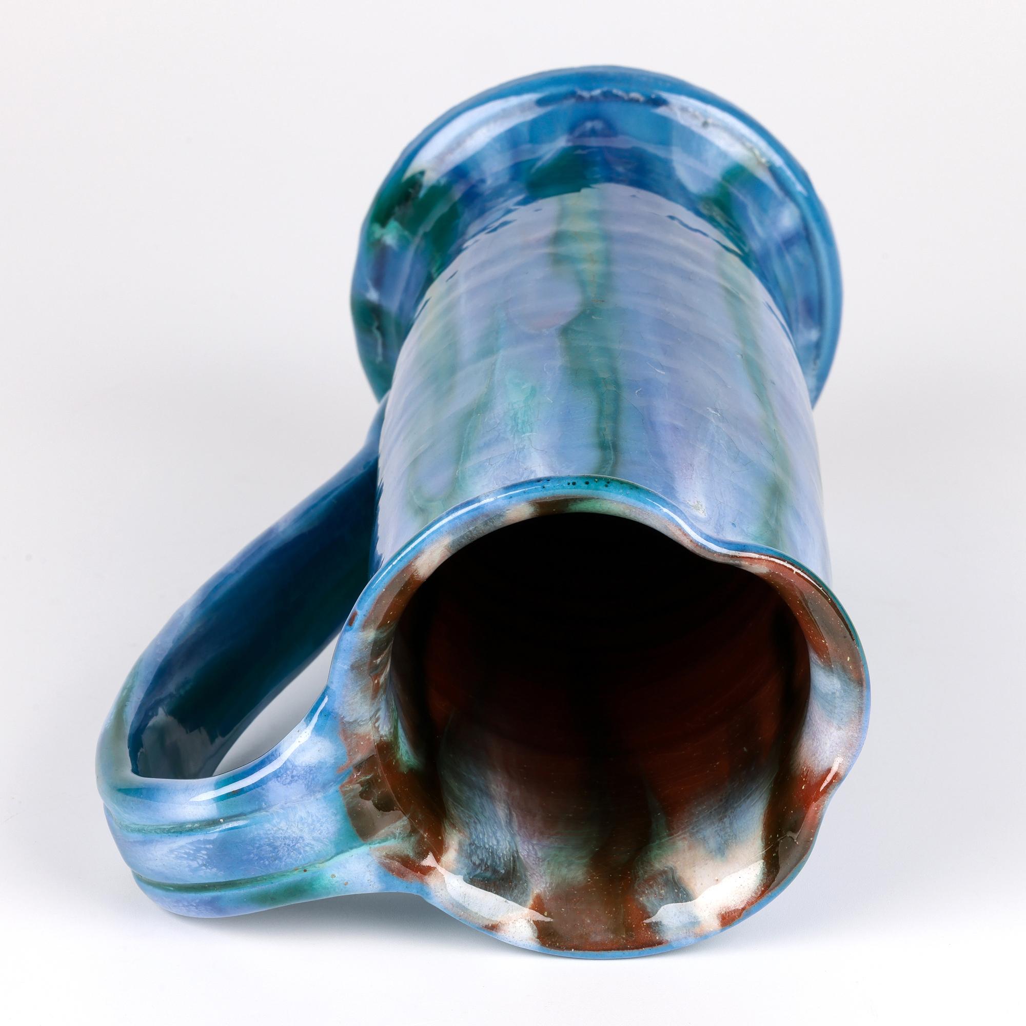 Pichet à poignée émaillé extensible bleu Charles Brannam Art Pottery en vente 3