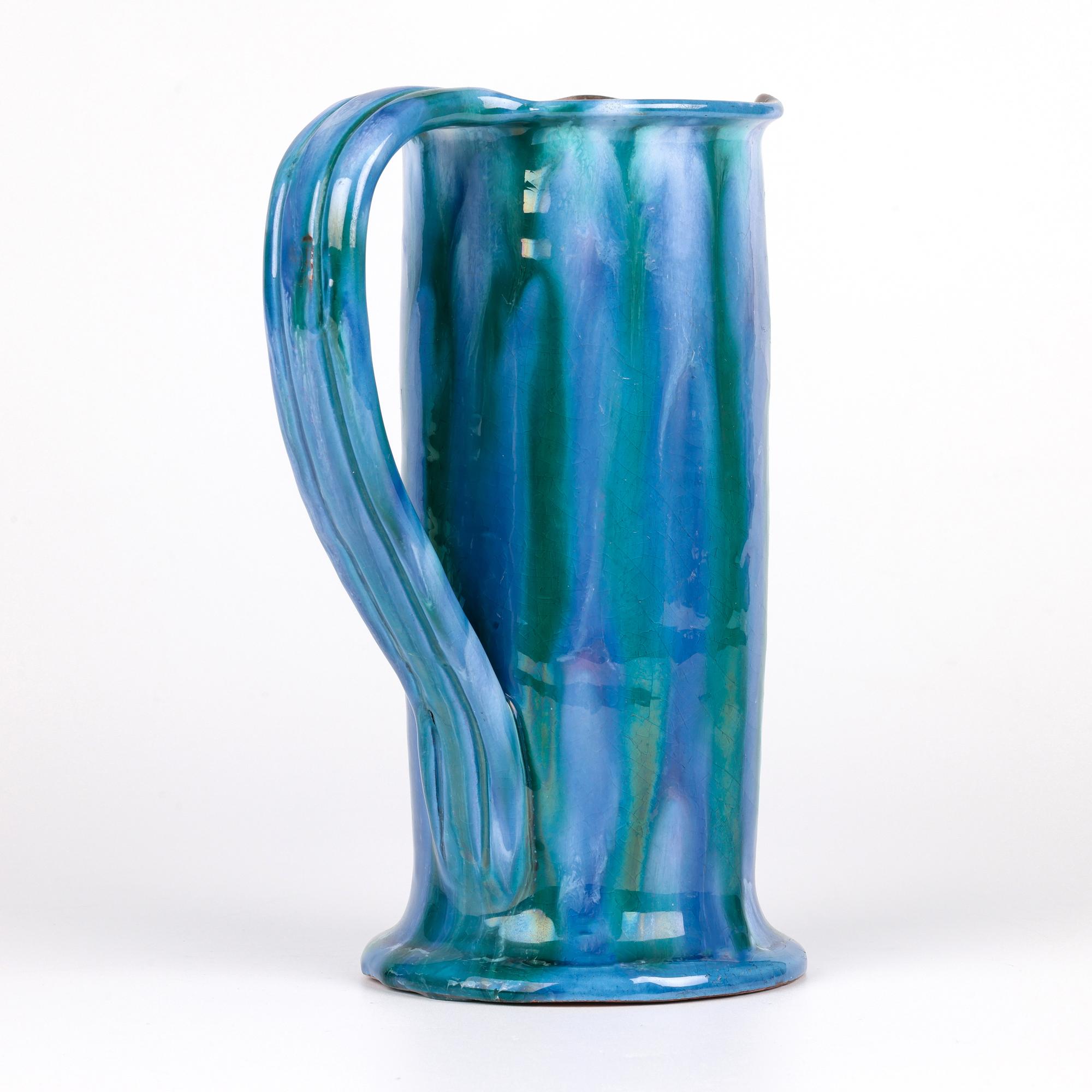 Pichet à poignée émaillé extensible bleu Charles Brannam Art Pottery en vente 4