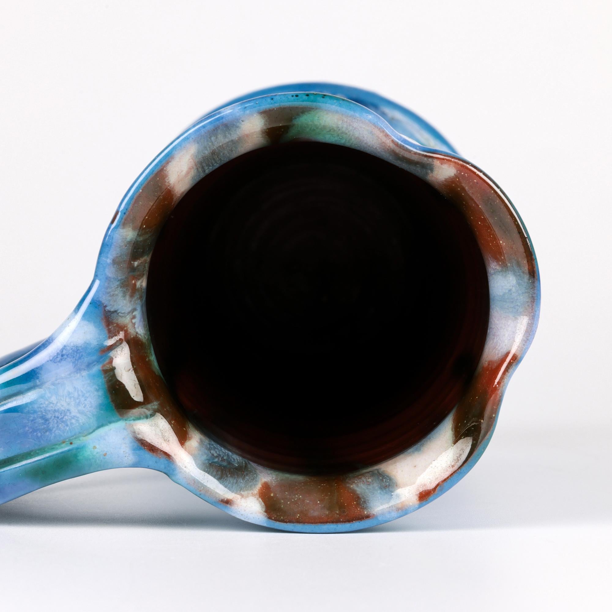 Pichet à poignée émaillé extensible bleu Charles Brannam Art Pottery en vente 5