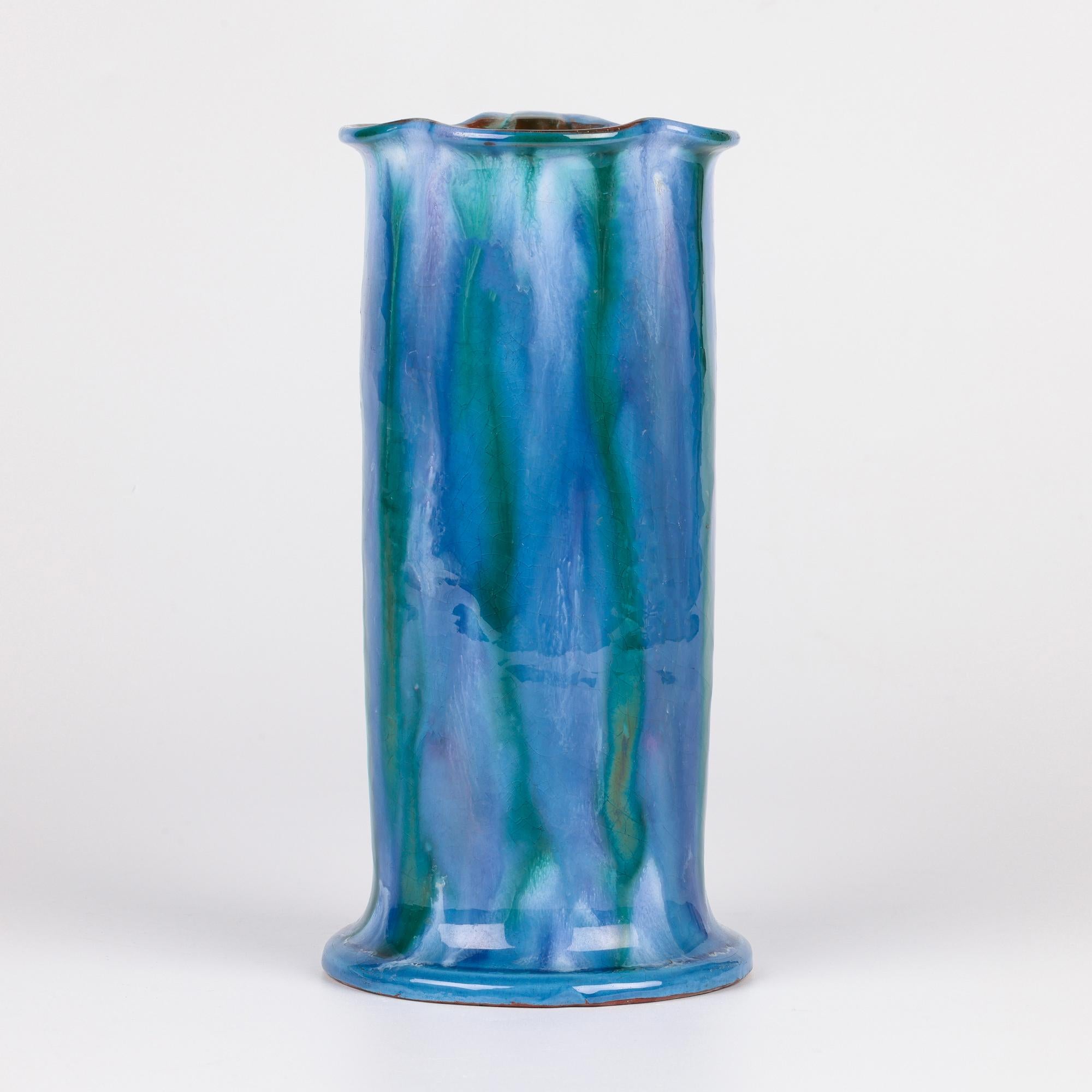 Pichet à poignée émaillé extensible bleu Charles Brannam Art Pottery en vente 8