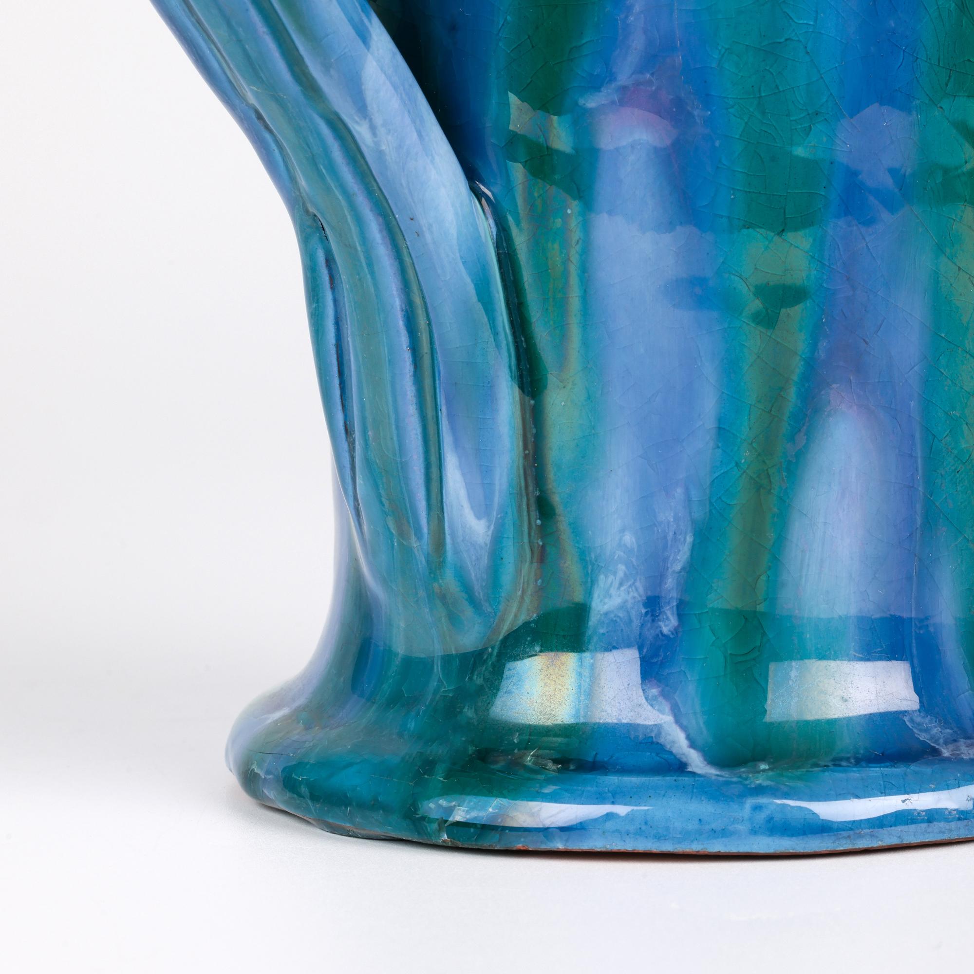Une très élégante cruche à glaçure striée en poterie d'art de Barnstaple, Devon, par Charles Brannam et datant du début du 20e siècle. Cette belle cruche anglaise en terre cuite, tournée à la main, est de forme cylindrique avec une base plate à jupe