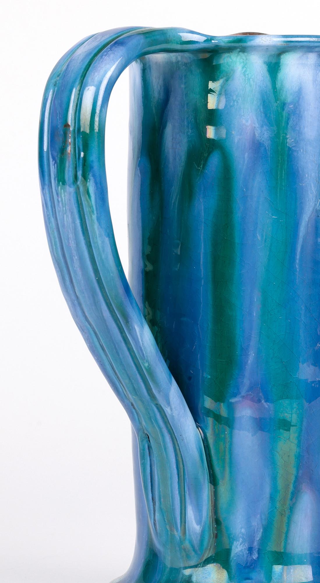 Arts and Crafts Pichet à poignée émaillé extensible bleu Charles Brannam Art Pottery en vente