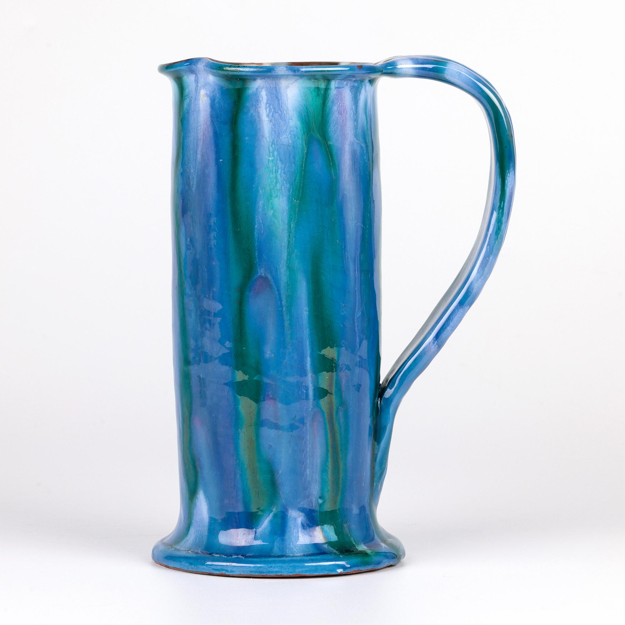 Anglais Pichet à poignée émaillé extensible bleu Charles Brannam Art Pottery en vente
