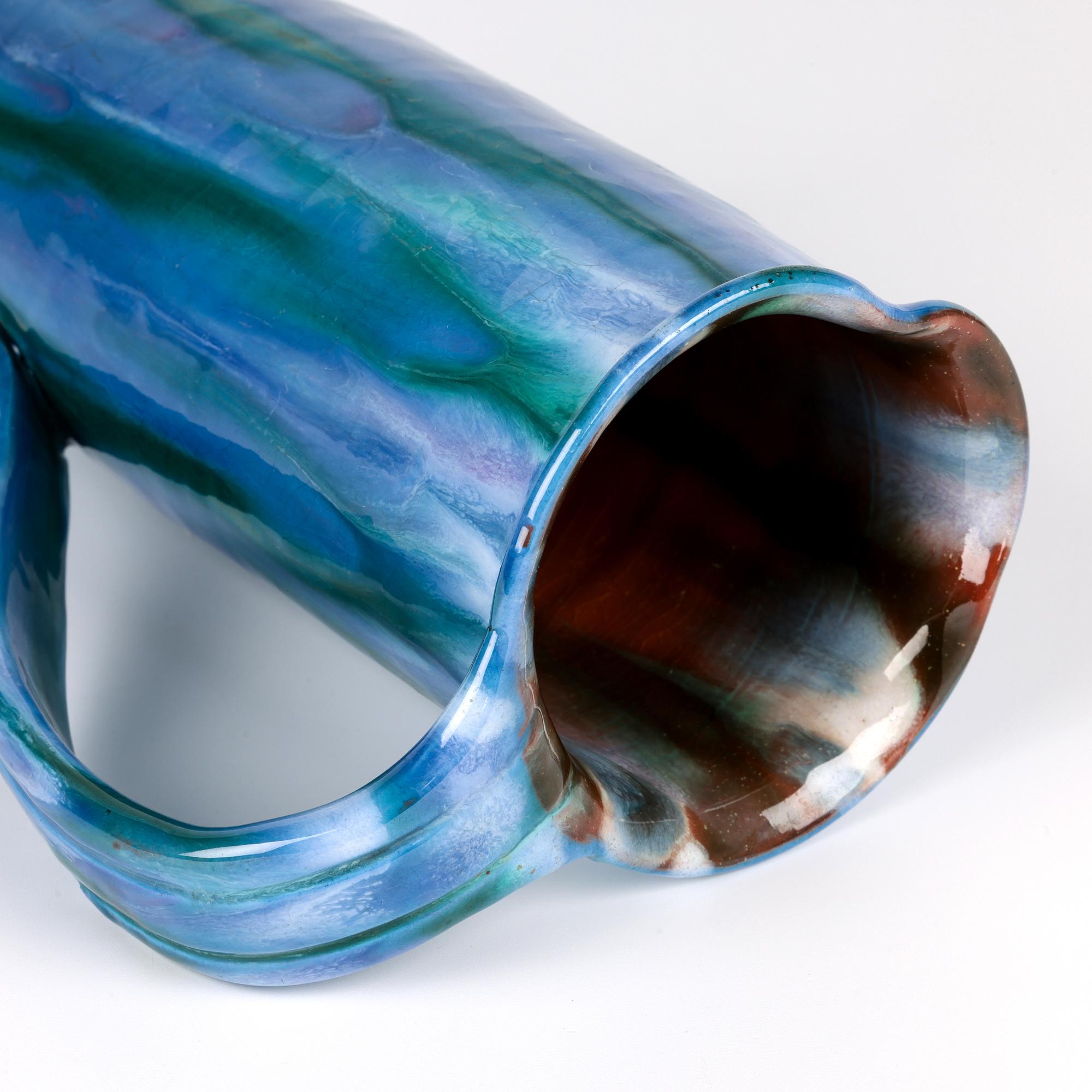 Début du 20ème siècle Pichet à poignée émaillé extensible bleu Charles Brannam Art Pottery en vente