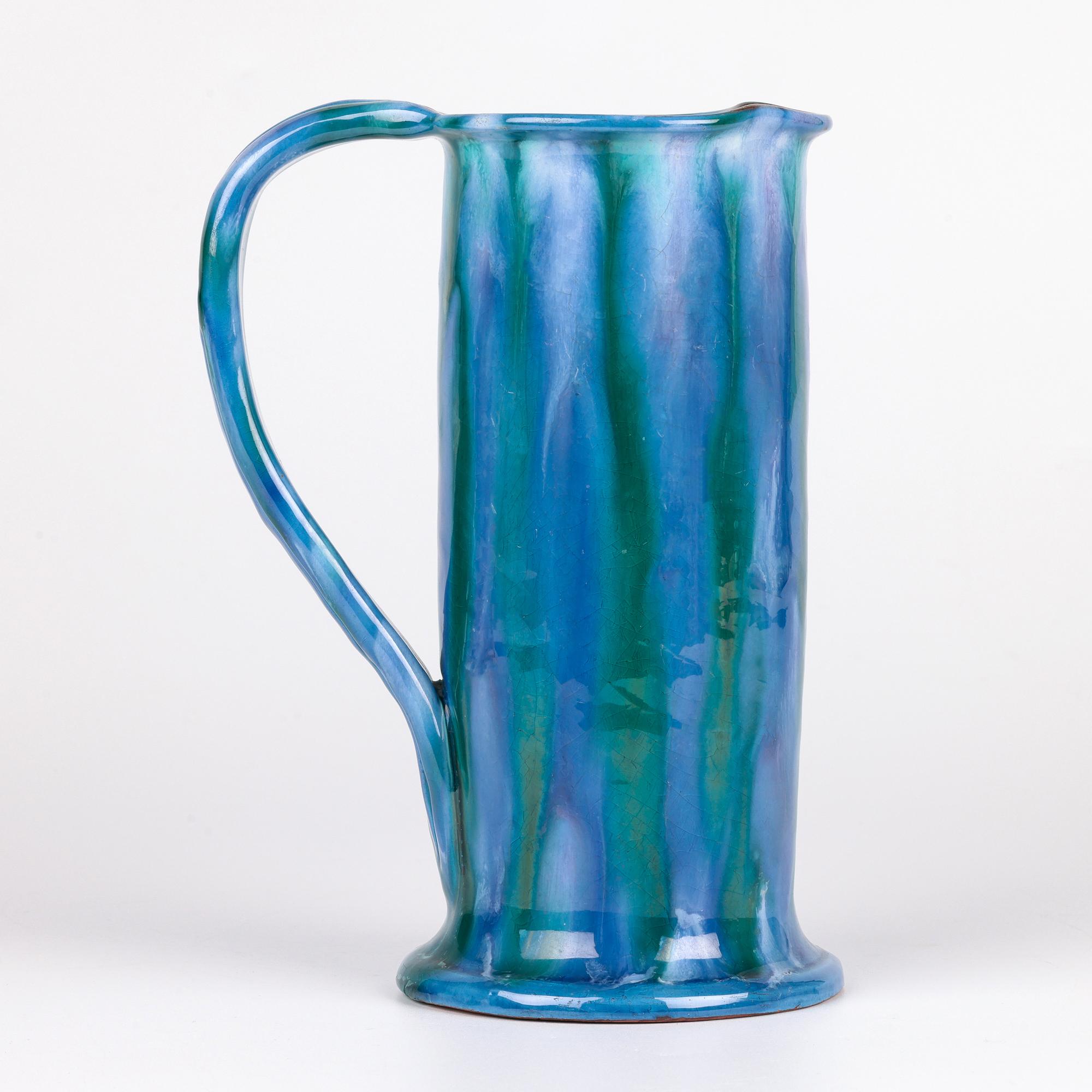 Pichet à poignée émaillé extensible bleu Charles Brannam Art Pottery en vente 1