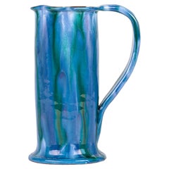 Jarra con asa esmaltada con rayas azules Charles Brannam Art Pottery