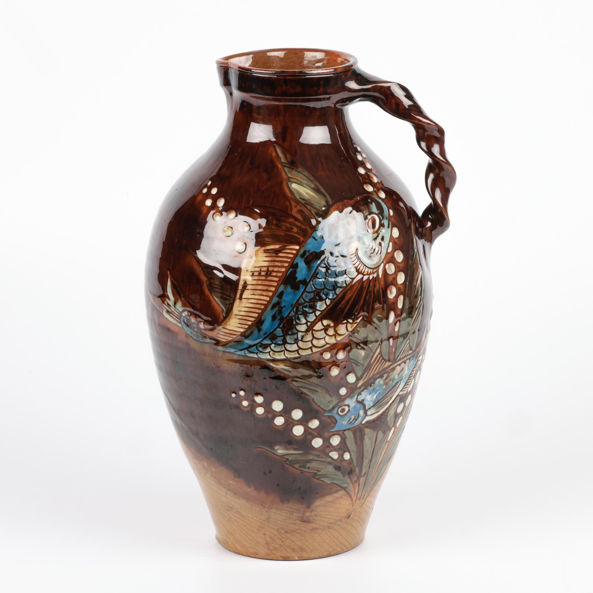 Fait main Charles Brannam grand pichet à poisson Sgraffito William Baron 1890 en vente
