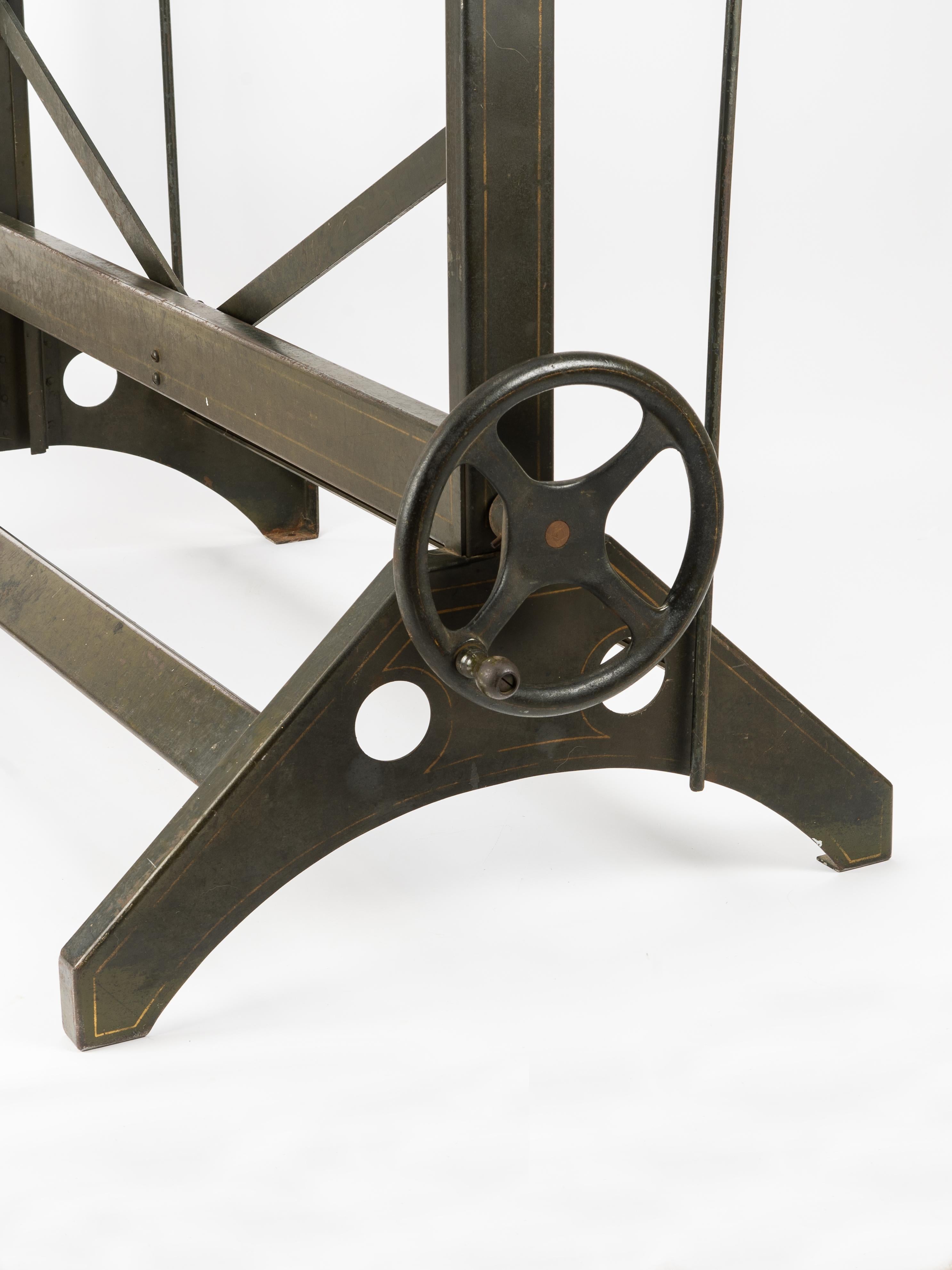 Charles Bruning Tavolo da disegno industriale regolabile Base scrivania In condizioni discrete in vendita a Fort Collins, CO
