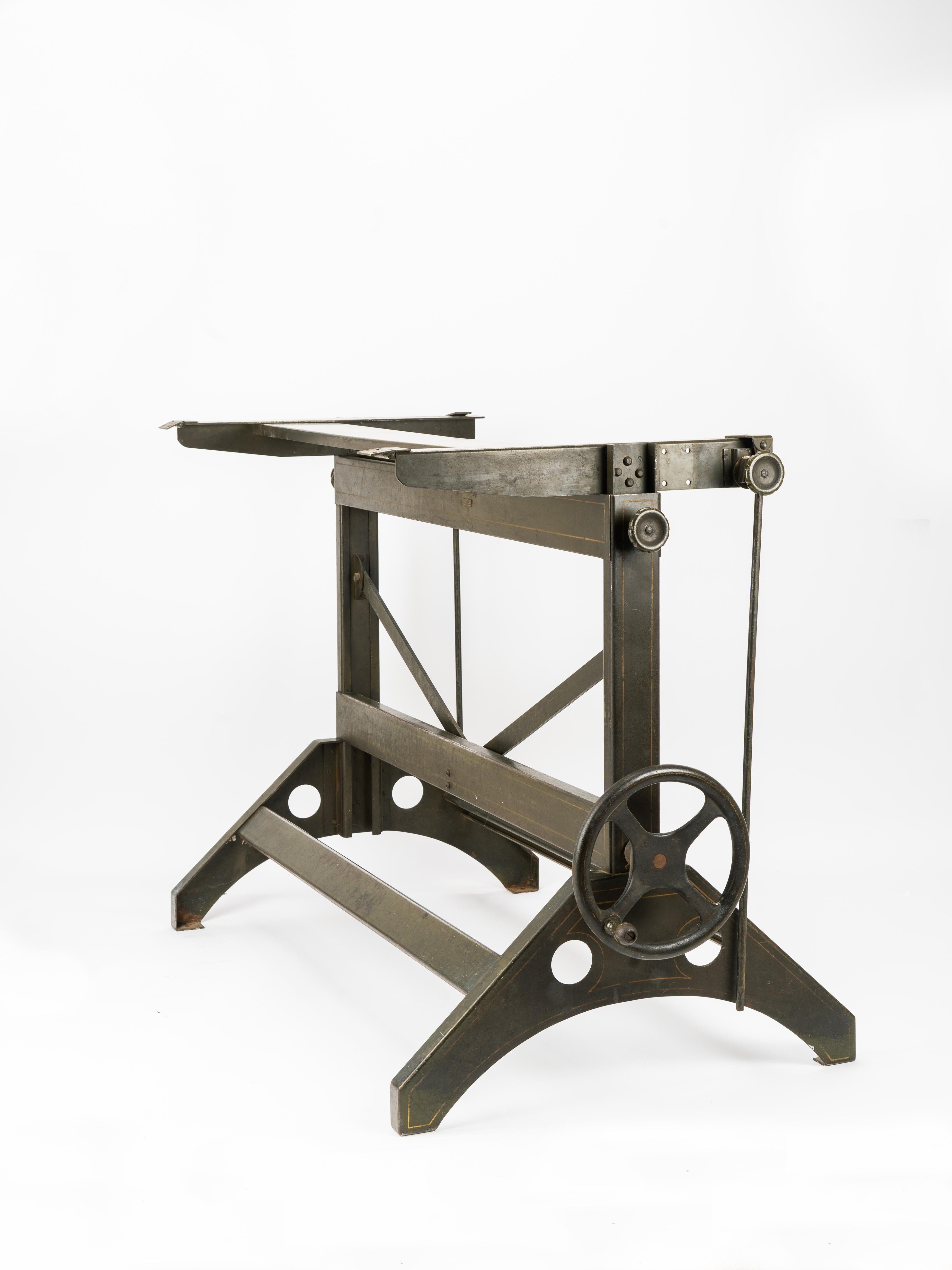 Metà XX secolo Charles Bruning Tavolo da disegno industriale regolabile Base scrivania in vendita