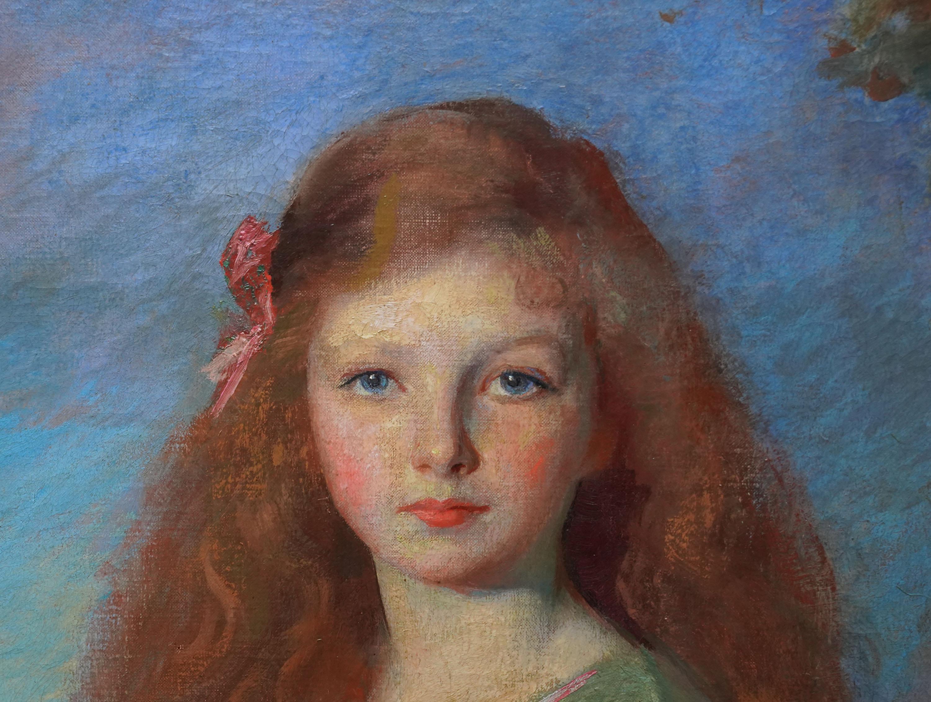 Este precioso retrato al óleo de estilo Art decó británico de 1920 es obra de Charles A. Buchel. Pintado en 1925 y firmado y fechado, es un retrato sentado de una mujer joven, Mary Haggie, en un paisaje con un gran edificio detrás, probablemente la