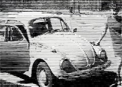 Betty y su Escarabajo, cuadro negro y beige de una mujer y un Volkswagen Escarabajo