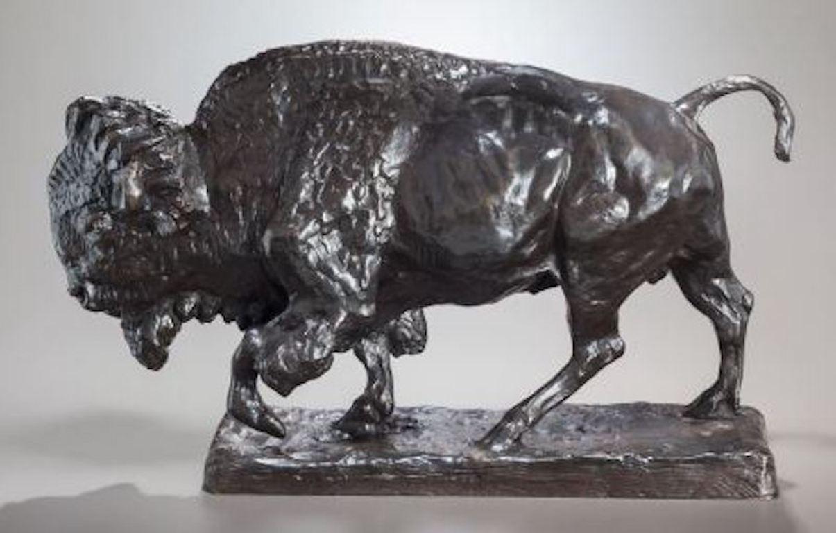 Buffalo Cow de Charles Rumsey, une sculpture en bronze qui date de C.C.1910 et qui pourrait faire partie de la préparation de la frise de Manhattan Brie exécutée en 1916.  L'artiste était un cavalier et un amateur de plein air passionné et il