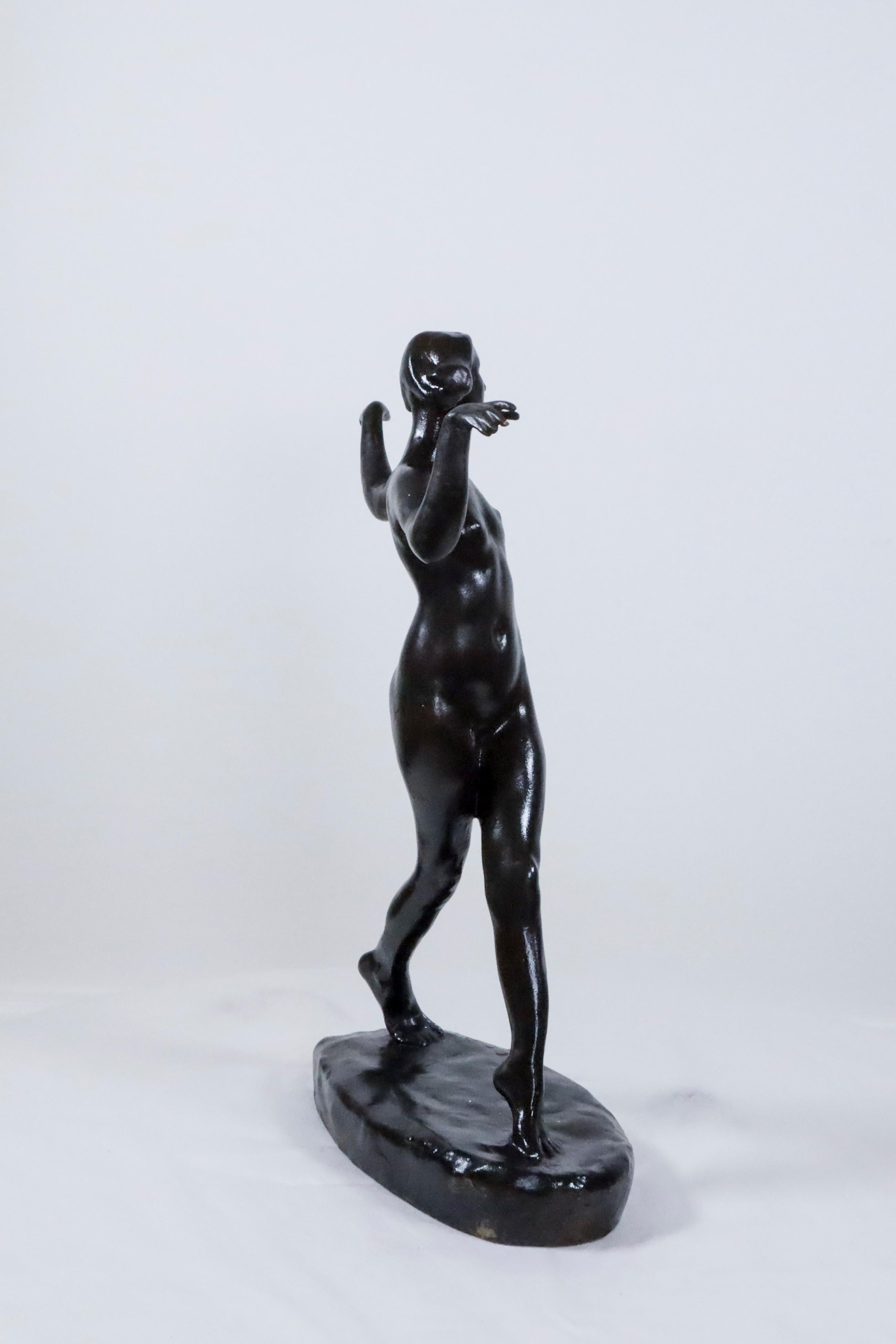 Tanzender Akt Bronze von Charles Rumsey ist eine von vielen Frauenfiguren, die er darstellte.  Er ist vor allem für seine Skulpturen von Pferden, Polospielern, Wildtieren und Hunden bekannt, was vor allem darauf zurückzuführen ist, dass er ein
