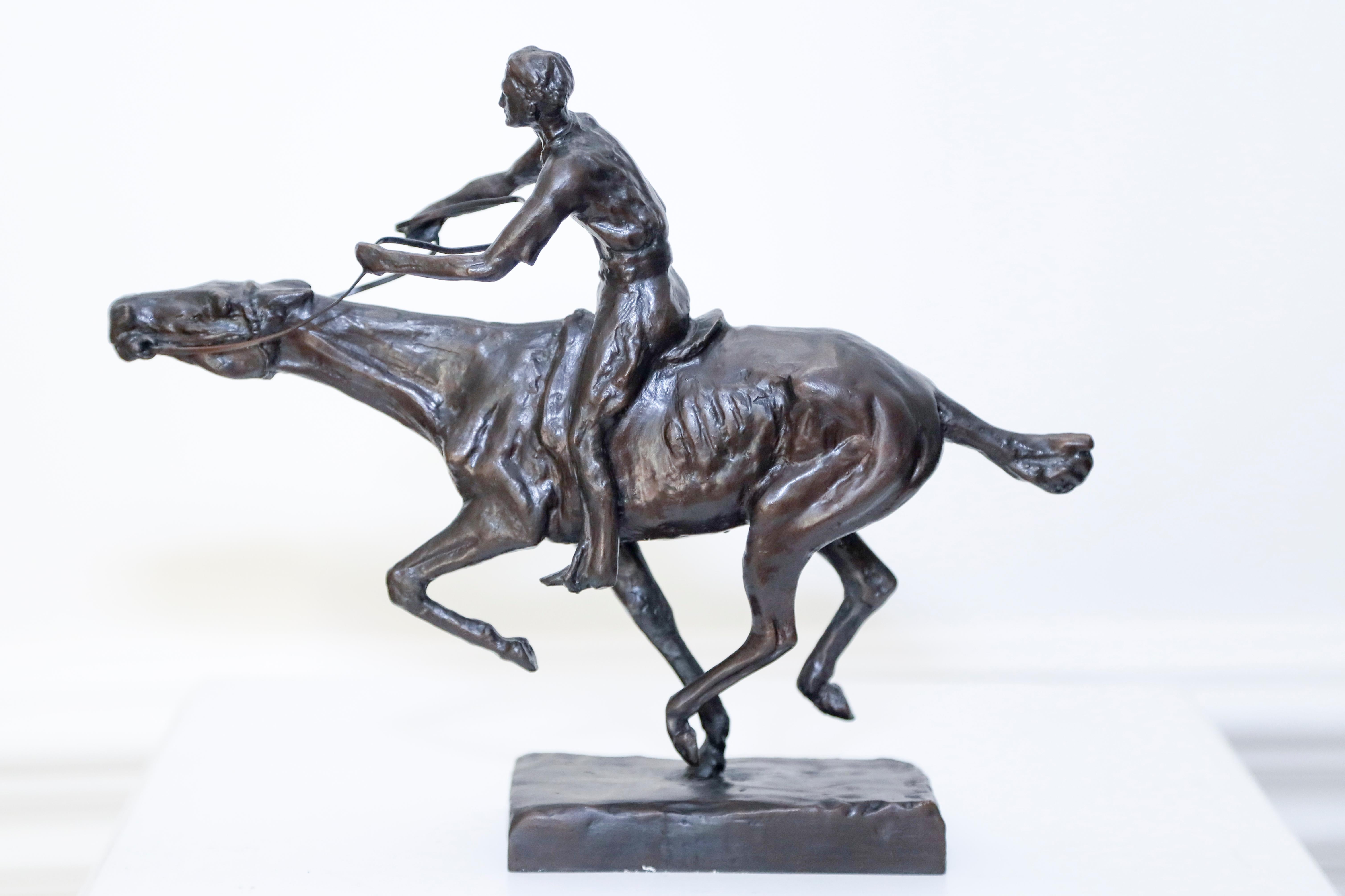 Gagner la course  Cheval et cheval de chasse en bronze de Charles Rumsey - Impressionnisme américain Sculpture par Charles Cary Rumsey