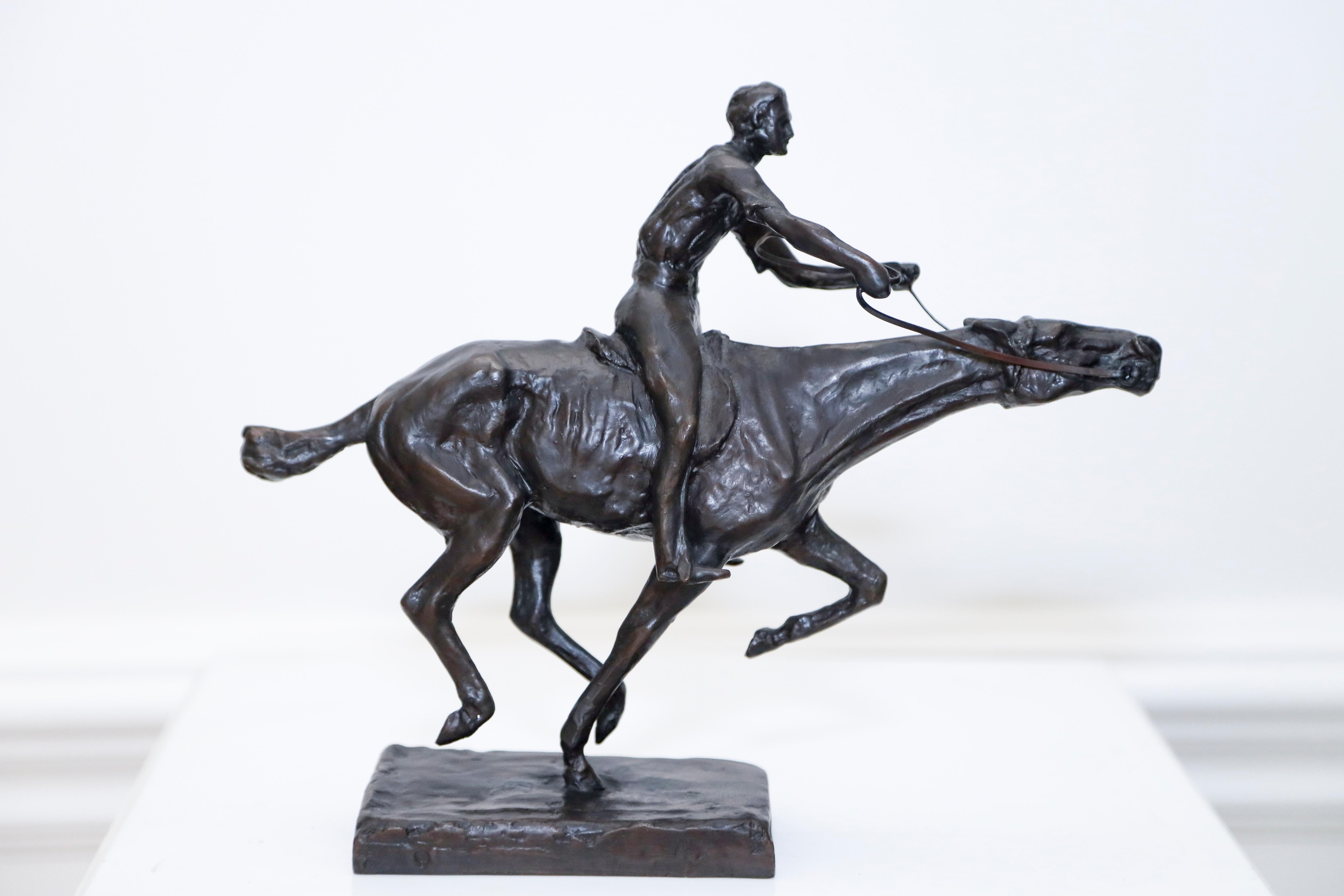 Charles Cary Rumsey Figurative Sculpture – Sie gewann das Rennen  Galloping-Pferd und Reiter aus Bronze von Charles Rumsey