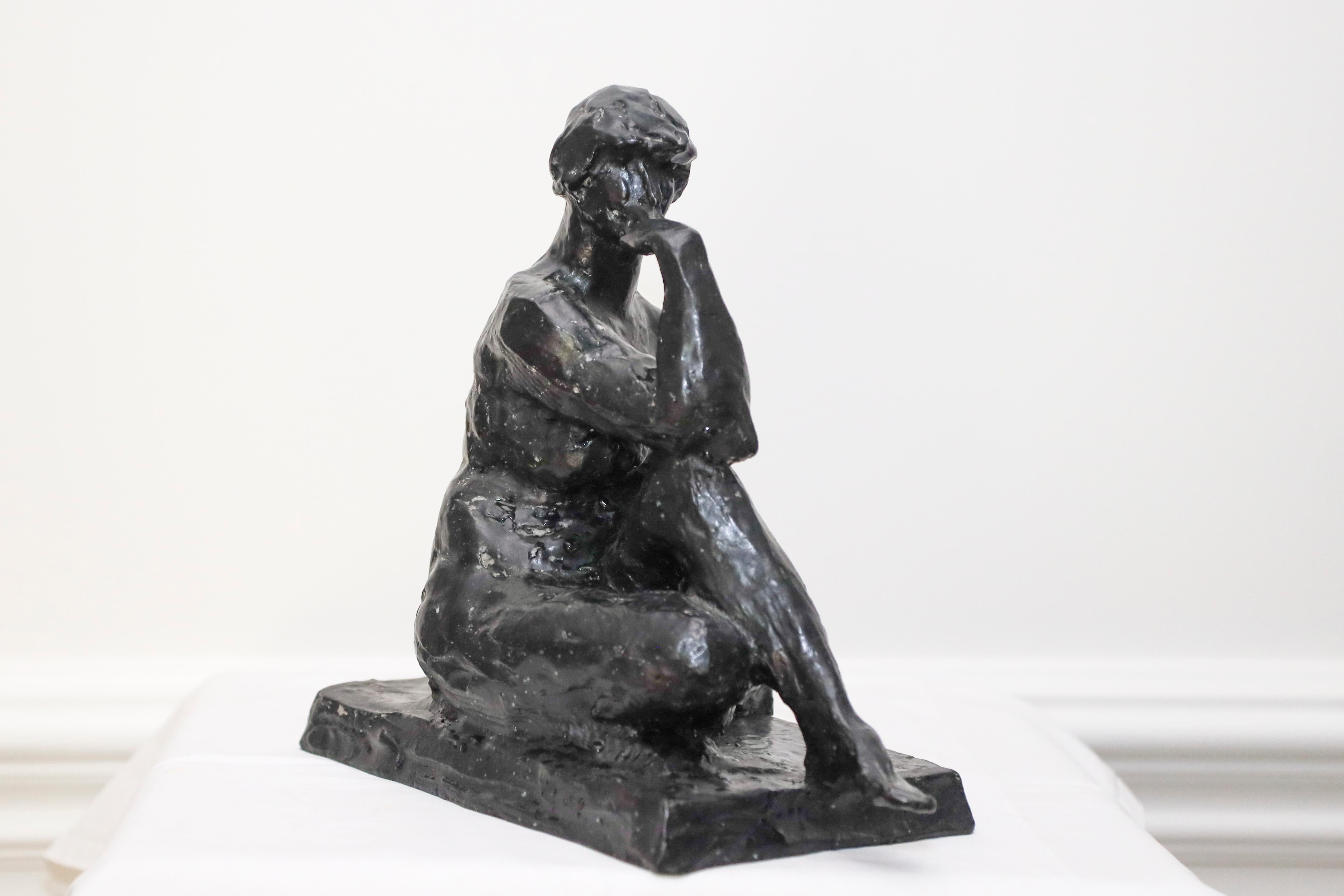 Femme assise, sculpture en bronze d'une femme par Charles Rumsey - Or Figurative Sculpture par Charles Cary Rumsey