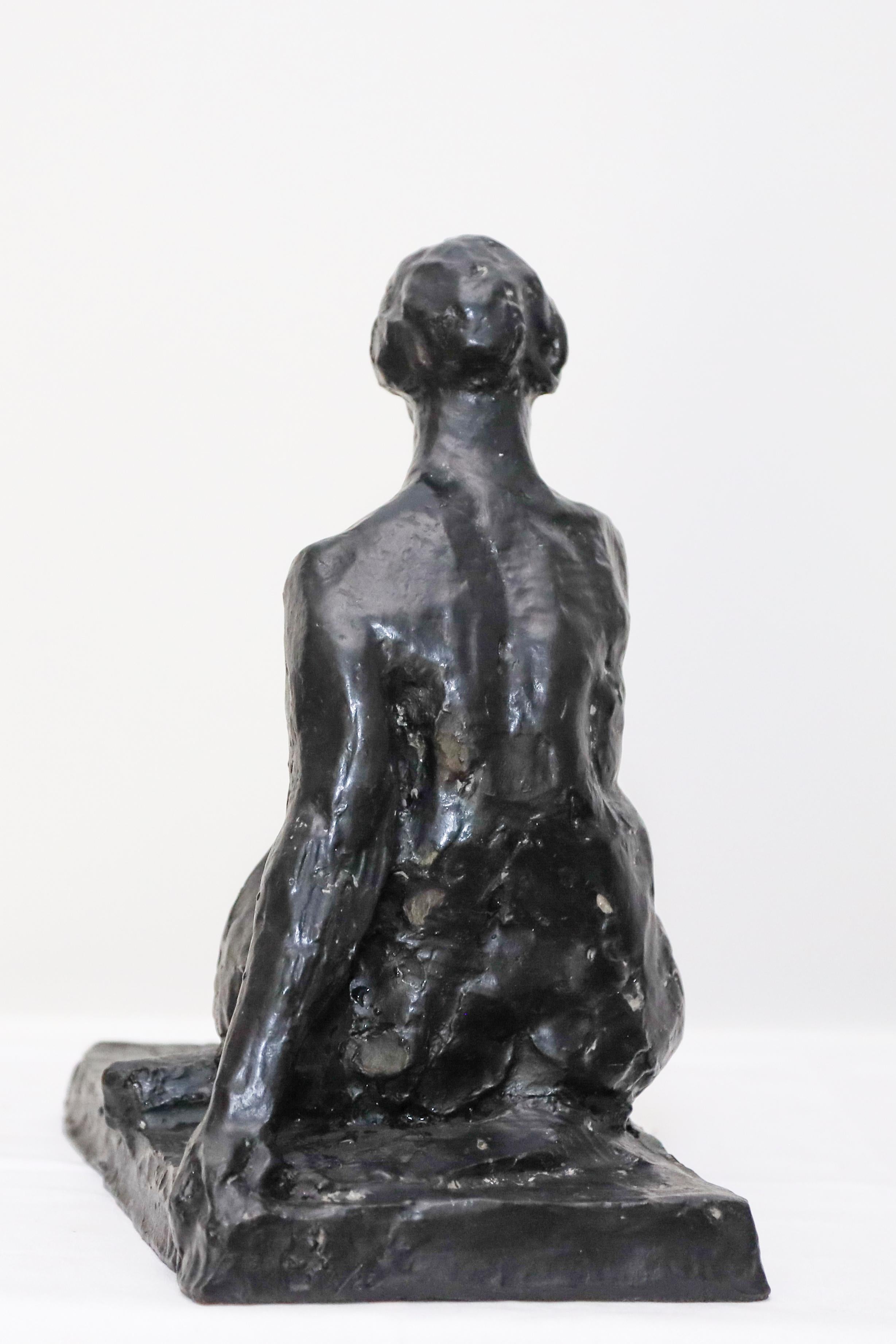 Die Bronzeskulptur einer Frau von Charles Rumsey ist undatiert, entstand aber zu einem Zeitpunkt in seiner Karriere, als er begann, vom Realismus zu moderneren, lockereren Frauendarstellungen und sogar zu seinen Tierskulpturen überzugehen.    Dies