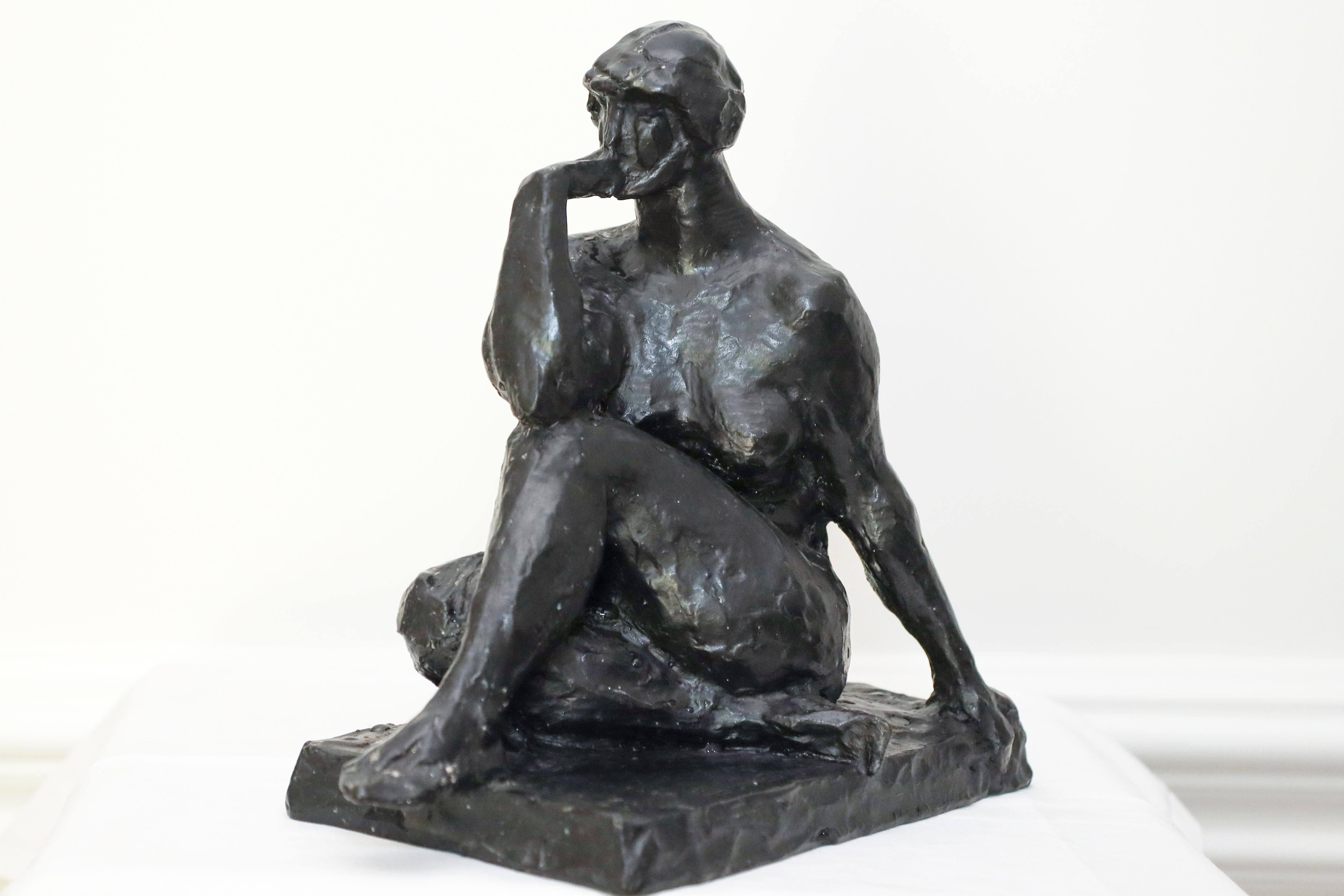 Charles Cary Rumsey Figurative Sculpture – Frauen sitzende Bronzeskulptur einer Frau von Charles Rumsey