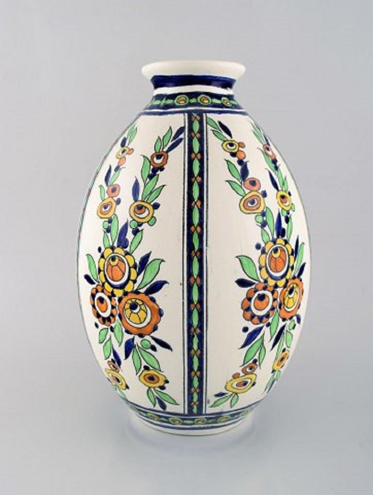 Charles Catteau (1880-1966) for Boch Freres Keramis, Belgium. Large Art Deco ceramic vase in cloisonné technique. Hand painted with flowers, 1920s-1930s.
Measures: 31 x 20.5 cm.
In good condition.
Stamped.


   