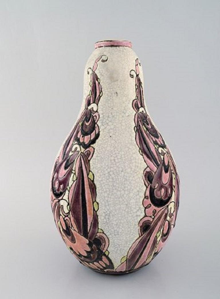 Charles Catteau (1880-1966) pour Boch Frères Keramis, Belgique. Grand vase en céramique Art déco en technique cloisonnée. Peint à la main avec des fleurs, années 1920-1930.
Mesures : 29 x 17 cm.
En très bon état.
Estampillé.