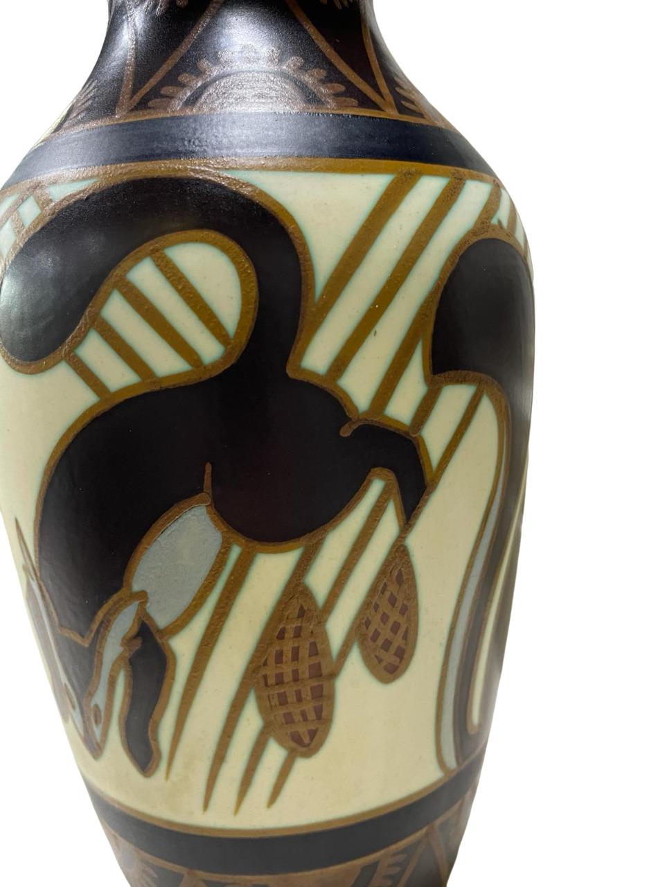 Charles CATTEAU (1880-1966). Vase mit Eichhörnchendekor aus Eichhörnchen., D.1349 (Art déco) im Angebot